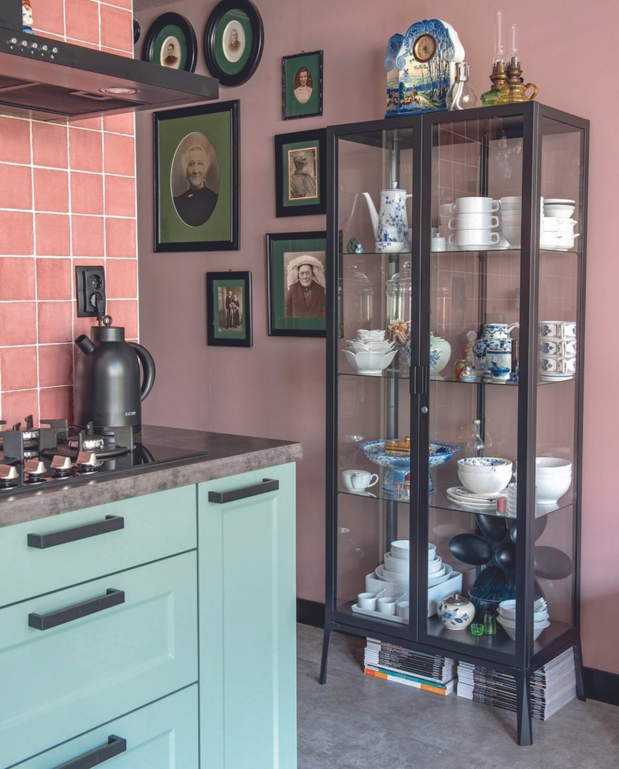 Vitrinekast Milsbo van Ikea. Servies, kunst en overig rommelmarkt, kringloop of onbekend. vtwonen 05-2024 | fotografie Ton Bouwer