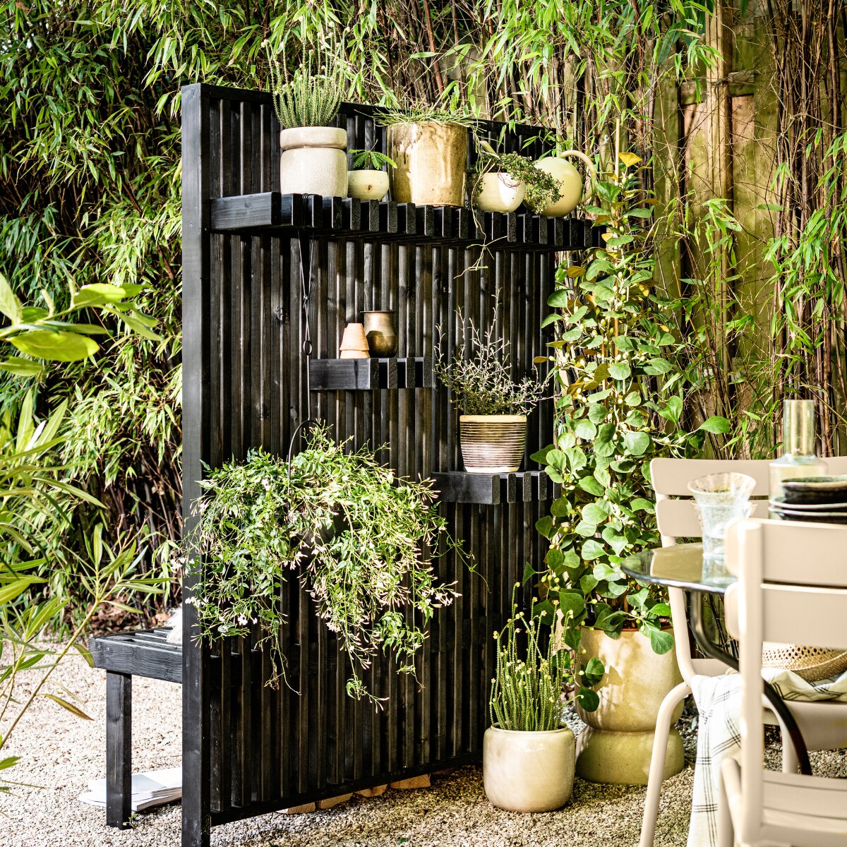 Grote bloempot op grond Ajonu XL, 45x57 cm (Øxh) € 380,-, links op bovenste plank bloempot Isa, 15x16 cm (Øxh) € 16,-, zwarte hangpot Torcello € 37,95 (nordal.eu). Glazen karaf Ripple van Ferm Living € 35,-, geruit badlaken van Kyoto, 92x165 cm € 28,-, kleine bloempot op grond Costa van Serax € 27,35, glazen Table Nomade van Serax, per 4 € 47,80, gieter Orb van Ferm Living, 2 liter € 76,90 (vtwonen.nl). Stoel Luxembourg van Fermob vanaf € 225,- (extravert.nl). Servies Antique Black Dunes vanaf € 8,75 (iblaursen.nl). Overige planten en potten (greenlifestylestore.nl). Overig privébezit. vtwonen 05-2021 | styling Kim van Rossenberg | uitvoering Richard van Meerveld | fotografie Sjoerd Eickmans