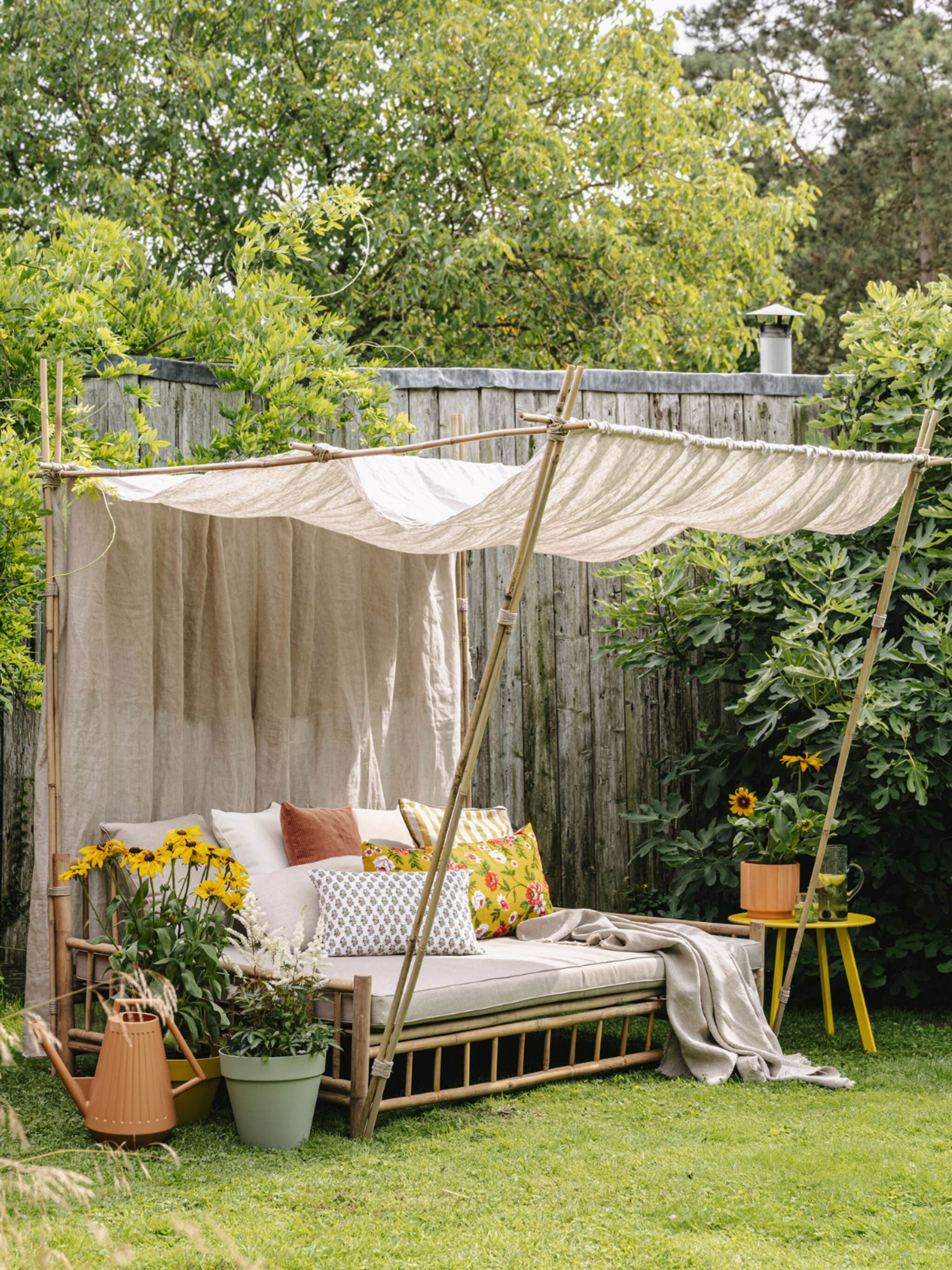 diy voor n hemelse schaduwplek zo maak je zelf een overdekte ligbank voor in de tuin