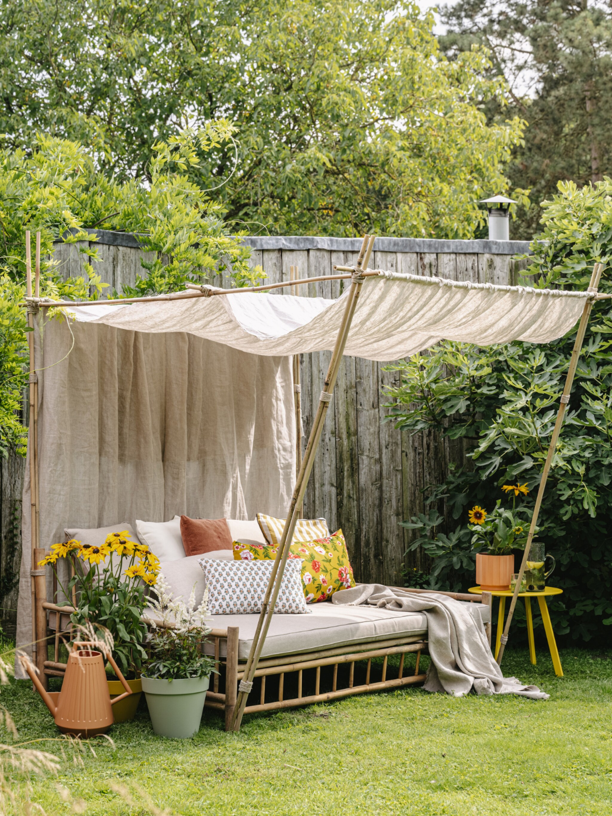 diy-voor-n-hemelse-schaduwplek-zo-maak-je-zelf-een-overdekte-ligbank-voor-in-de-tuin