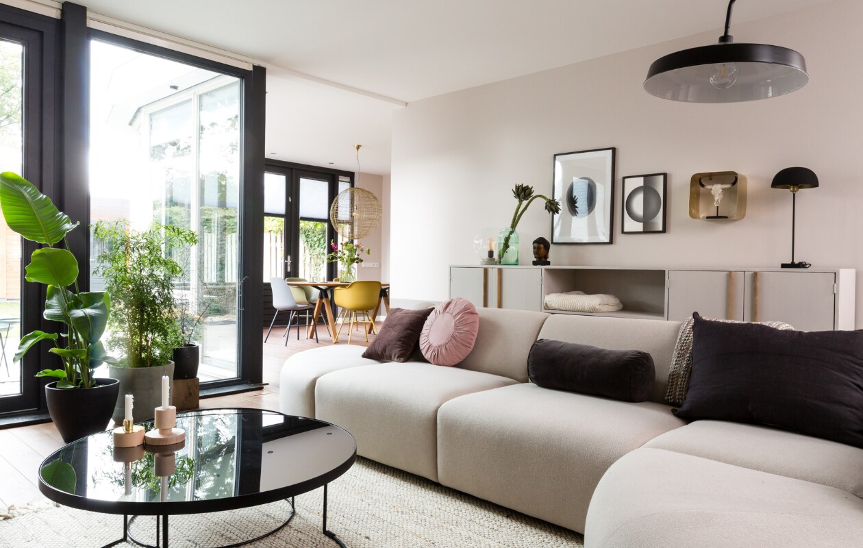 Kleur op de muur ‘Iets Veen’ Flexa, kleur streep ‘100% Veen’, kleur onder de streep ‘Vol Veen’ Flexa. Bank van HKliving, fauteuil ‘Coco’ Eijerkamp. Bijzettafelset zwart van Bodilson, bijzettafeltjes van Zuiver, vloerkleed ‘Frills’ van Zuiver Eijerkamp. Plaid van KAAT Amsterdam, kussens, kandelaar van Bloomingville, kandelaar ‘Upside Down’ vtwonen. Vloerlamp taupe, vloerlamp zwart Eijerkamp. vtwonen weer verliefd op je huis, seizoen 11 aflevering 8 | fotografie Barbara Kieboom | styling Fietje Bruijn