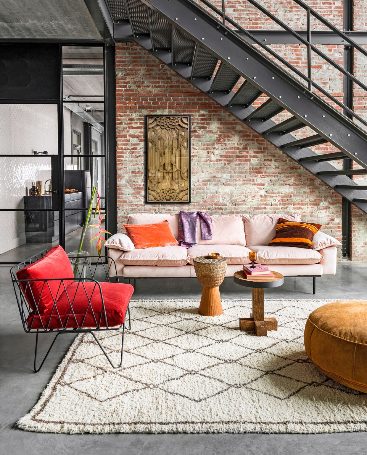 4-zits bank van nudekleurig velours, 245x83x95 cm (lxbxh) € 1495,- suède poef Ø 80 cm € 229,-, muurdecoratie € 379,-, glazen vaas € 49,95 (HK Living). Stoel Honoré € 430,- (Serax), bekleed met stof Velluto di Cotone van Carlucci ca 1410/10 per meter € 84,90 (Chivasso). Berber kleed € 890,-, gestreepte Marokkaanse kussen- hoes € 65,- (Household Hardware). Tafeltjes Tamtam ingekerft massief hardhout € 475,-, rechthoekig velours kussen € 60,- (Pols Potten). Bakje uit de Merci collectie € 5,85 (By Mölle). In de keuken: tegels Mediterranea Calpe Nieve van vtwonen hier in visgraatmotief, per m² € 73,80 (vtwonen.nl/vtwonen-collectie). Matzwarte koelkast € 865,- (Smeg). Colbert (Ted Baker). Glas privébezit. vtwonen 02-2018 | styling Marianne Luning | fotografie Stan Koolen