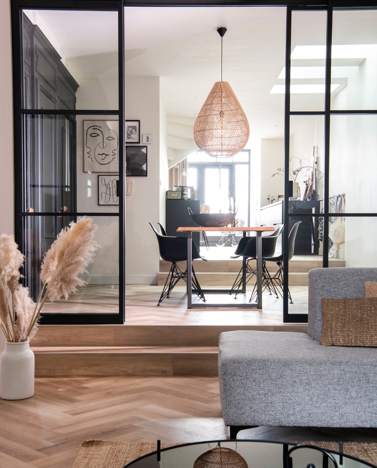 Muurverf Sandy Beach van Flexa. Salontafel Zuiver. Bank Feelings. Kussen Aai Made With Love. Witte vaas Bloomon met pampasgras. Schuifdeuren Gewoon Gers. Kunstwerken HKliving (gezicht) en Paper Collective. Tafel Karwei. Eames-stoelen Vitra. Hanglamp Maze Drop van Raw Materials. Ronde rieten tas Kruidvat. Overig onbekend. vtwonen 12-2022 | Productie InsideHomePage | Styling Studio Marit Saladini | Fotografie Louis Lemaire | Tekst Saskia Borst