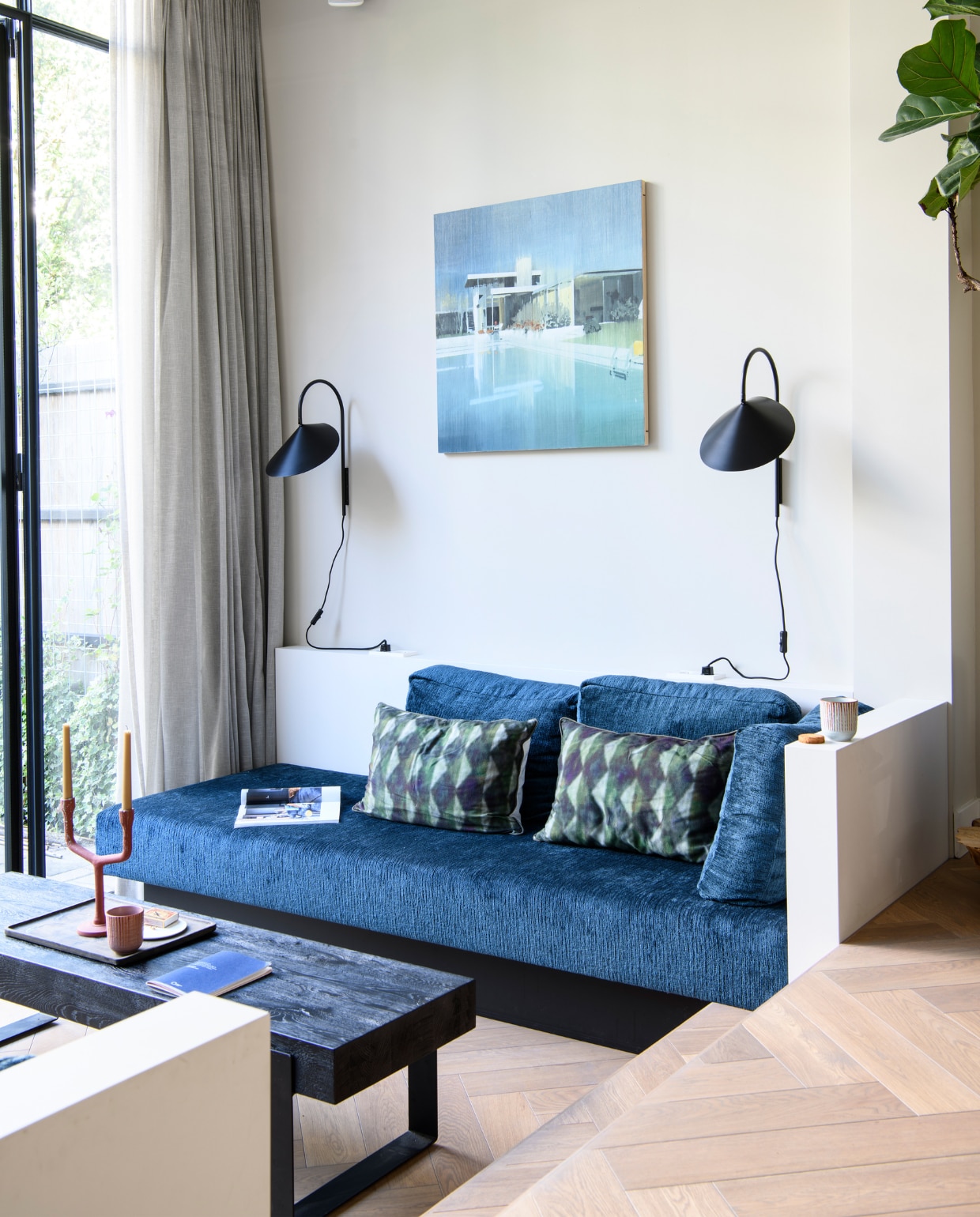 Muurlampen Ferm Living, schilderij Jan Ros, bank en salontafel Atelier Blender, kussens La Redoute, kandelaar Arket, gordijnen Kniphal Amsterdam, koffiebekers Polspotten, lamelparket L’intérieur Traditionnel. Overig onbekend. vtwonen 04-2023 | productie Insidehomepage | styling Inge van Lieshout | fotografie Louis Lemaire