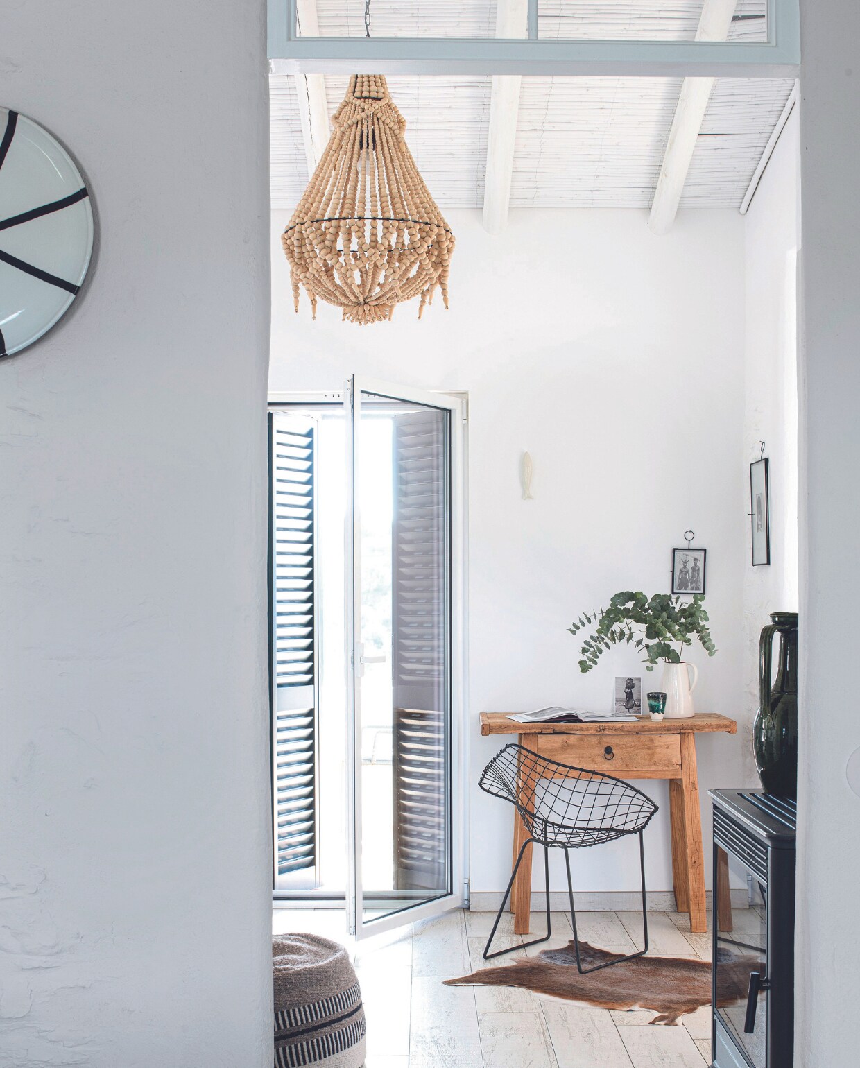 Bureau AM.PM, stoel Knoll, lamp Atmosphere d’Ailleurs, kachel Klover, vergelijkbare fotolijsten vtwonen. vtwonen 06-2024 | productie Inside Homepage | styling Anja Bas Backer | fotografie Louis Lemaire