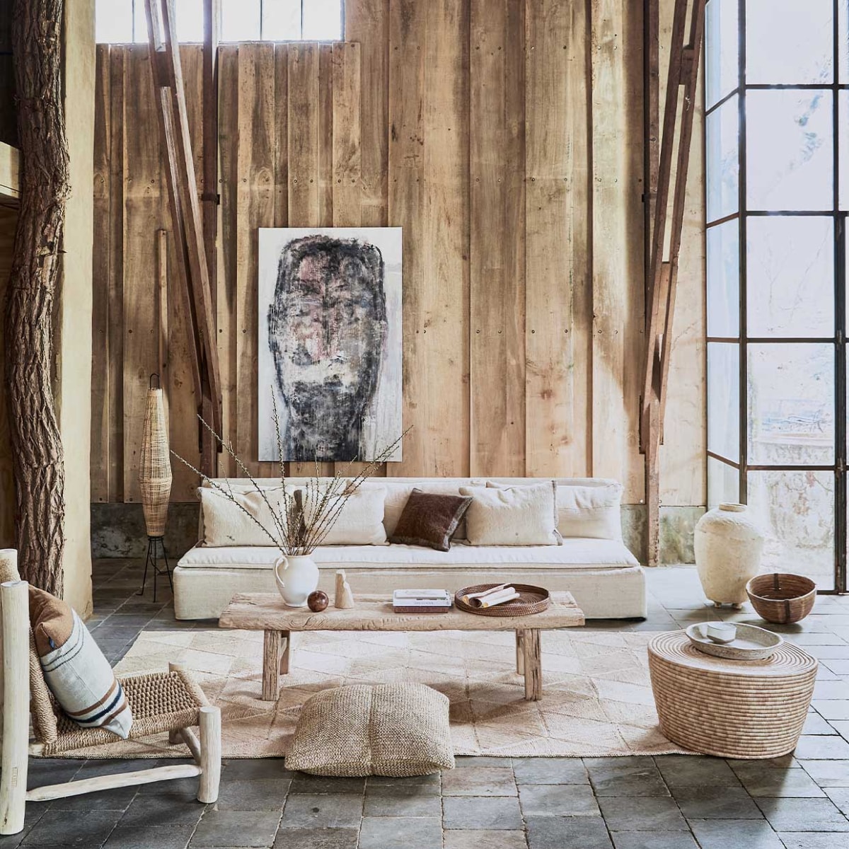 Ovale bijzettafel Cone van palmbladeren, 40x70 cm (hxØ) € 430,-, rotan vloerlamp Naasha € 580,-, stoel van sisaltouw en hout, 90x76x80 cm (hxbxd) € 485,-, salontafel van olmhout, 180x66x40 cm (lxbxh) € 1250,-, juten mat Sunda, 318x200 cm € 1199,-, vintage papier-maché graanpot € 640,-, kussen van geknoopt sisal, 65x65 cm € 330,-, gestreept kussen, 63x63 cm € 123,-, bruine zeegras schaal € 95,- (couleur-locale.eu). Schilderij, 100x200 cm prijs op aanvraag (martvisser.nl). Bank en kussens gemaakt van vintage linnen lappen, 300x90 cm prijs op aanvraag (mvninteriors.com). Kan € 39,99 (zarahome.com). Papier-maché dienblad € 35,-, rieten mand € 40,- (weldaad.com). Marmeren object Shoulder van Cooee Design € 149,- (nordicnest.nl), kom op dienblad Merci n1 van Serax, 12,5 cm (Ø) € 15,95 (vtwonen.nl). Overig privébezit. vtwonen 05-2021 | styling Cleo Scheulderman | fotografie Jeroen van der Spek