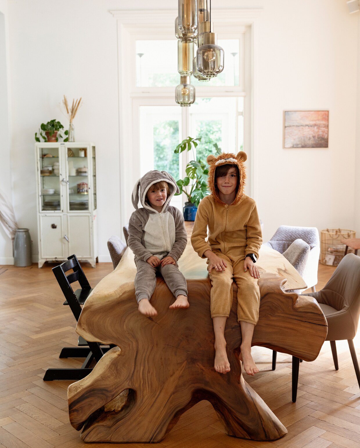 lamp boven eettafel Lampidee, eettafel Zwaartafelen, stoelen Mobitec. vtwonen binnenkijken special 131-2024 | styling Ilona Jongepier | fotografie Dana van Leeuwen