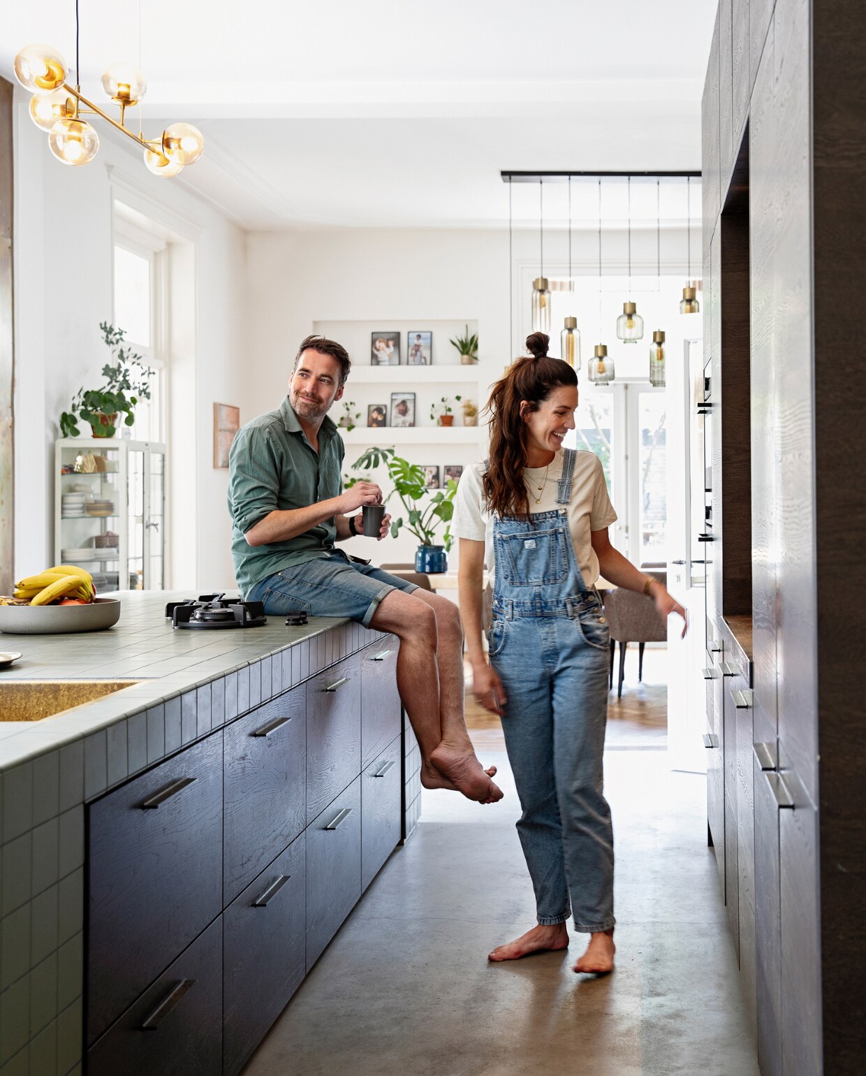 Keuken zelf ontworpen en zelf gebouwd, notenhouten kastjes Kvik, tegels Winckelmans. Betonnen ‘fruitschaal’ plantenzaak. Overig onbekend. vtwonen binnenkijken special 131-2024 | styling Ilona Jongepier | fotografie Dana van Leeuwen
