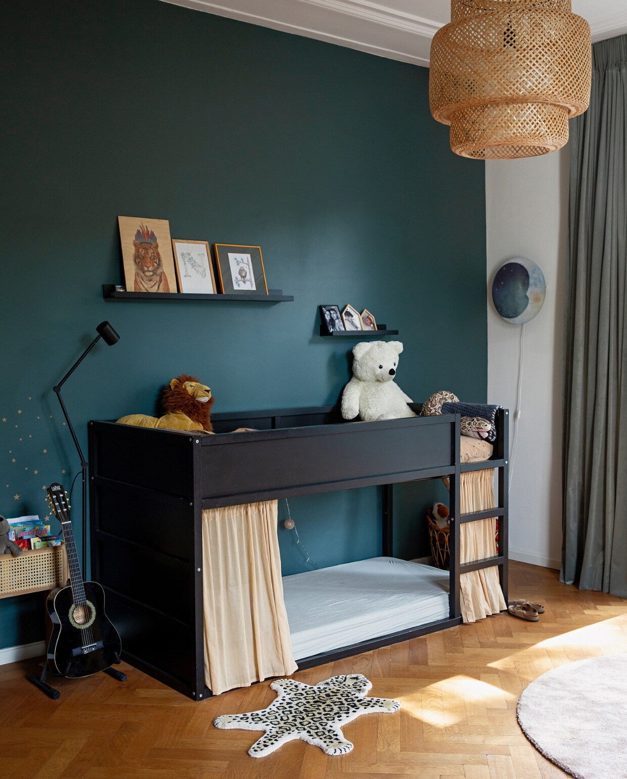 Muurverf Inchyra Blue van Farrow &amp; Ball. Fotowandplank, staande lamp, bed en rotan lamp (zelf zwart geverfd) Ikea. Wandlamp maan Hartendief, wandlamp Mevrouw Aardbei, dierenkleed de Bijenkorf. Gordijnen lapjesmarkt Utrecht. vtwonen binnenkijken special 131-2024 | styling Ilona Jongepier | fotografie Dana van Leeuwen