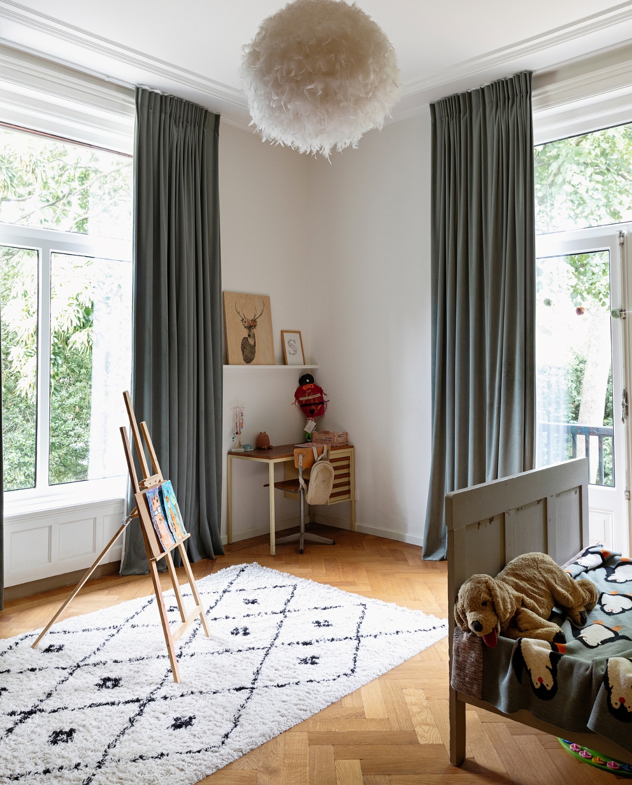 Bed Marktplaats, dekbed H&amp;M Home, kleed Karwei. Overig onbekend. vtwonen binnenkijken special 131-2024 | styling Ilona Jongepier | fotografie Dana van Leeuwen