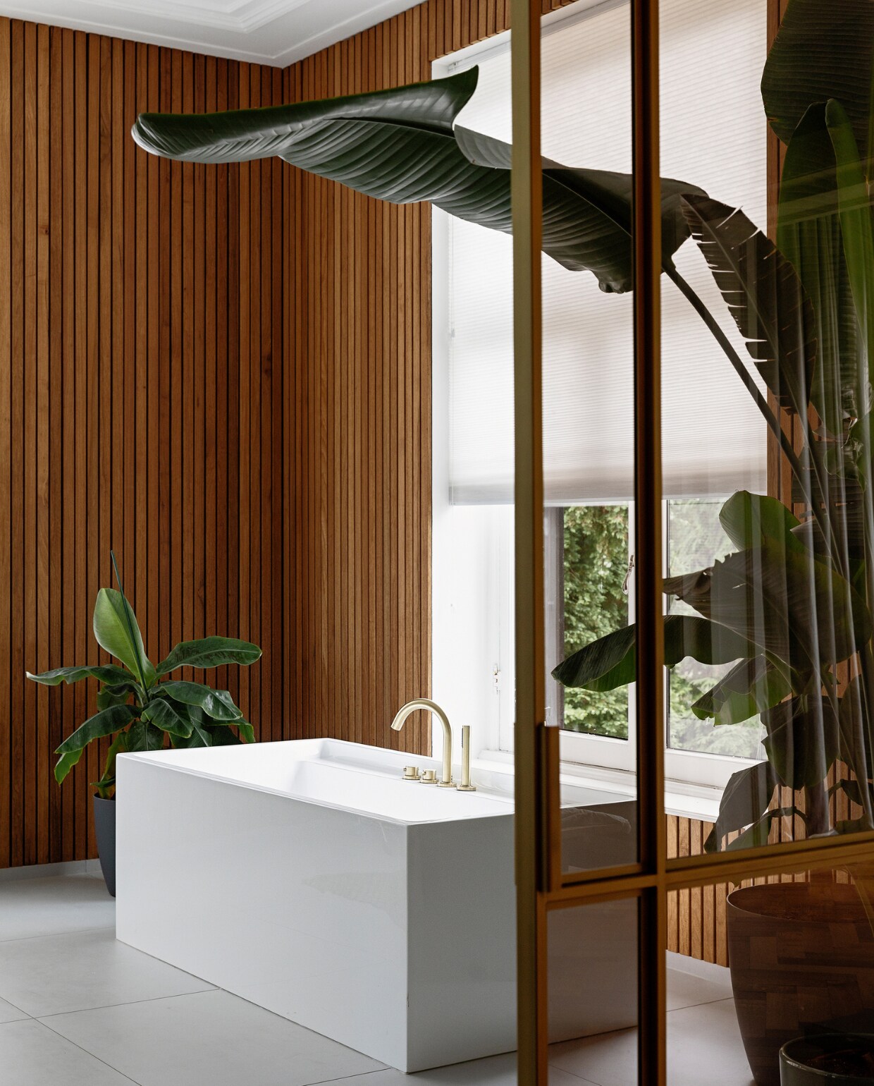 Bad, kraan, wastafel en spiegel Tegeldepot. Stalen deuren Interior Elements, rolgordijn Veneta. Lattenmuur zelfgemaakt met thermo fraké hout, badmat Nijhof. vtwonen binnenkijken special 131-2024 | styling Ilona Jongepier | fotografie Dana van Leeuwen