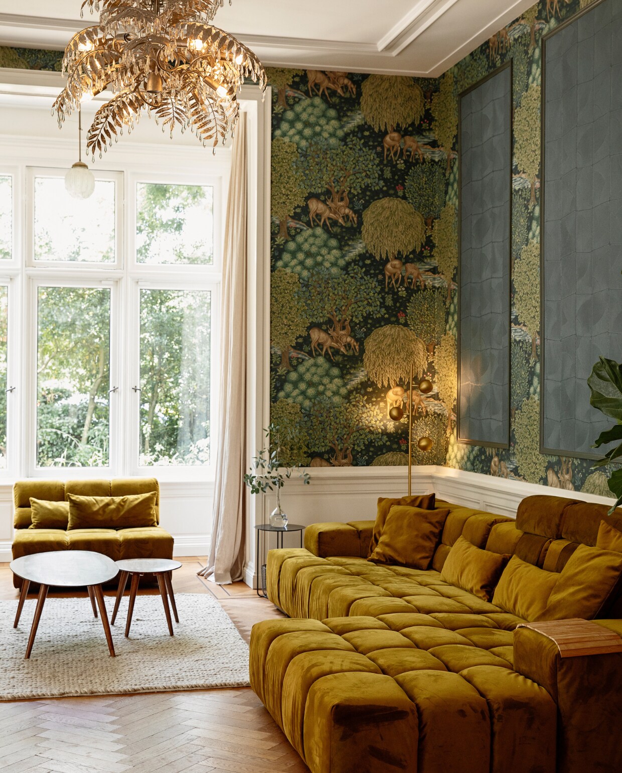 Bank en loveseat Zitmaxx Wonen, behang Morris &amp; Co, muurlijsten met behang Arte. Kleed Ikea, tafels Zara Home, bijzettafel Karwei. Staande lamp Fonq, kroonluchter Zitmaxx Wonen. Linnen gordijnen stof van lappenmarkt Utrecht, gemaakt door Maikel Slegers Interieurstoffering. Plafondlamp Marktplaats. vtwonen binnenkijken special 131-2024 | styling Ilona Jongepier | fotografie Dana van Leeuwen