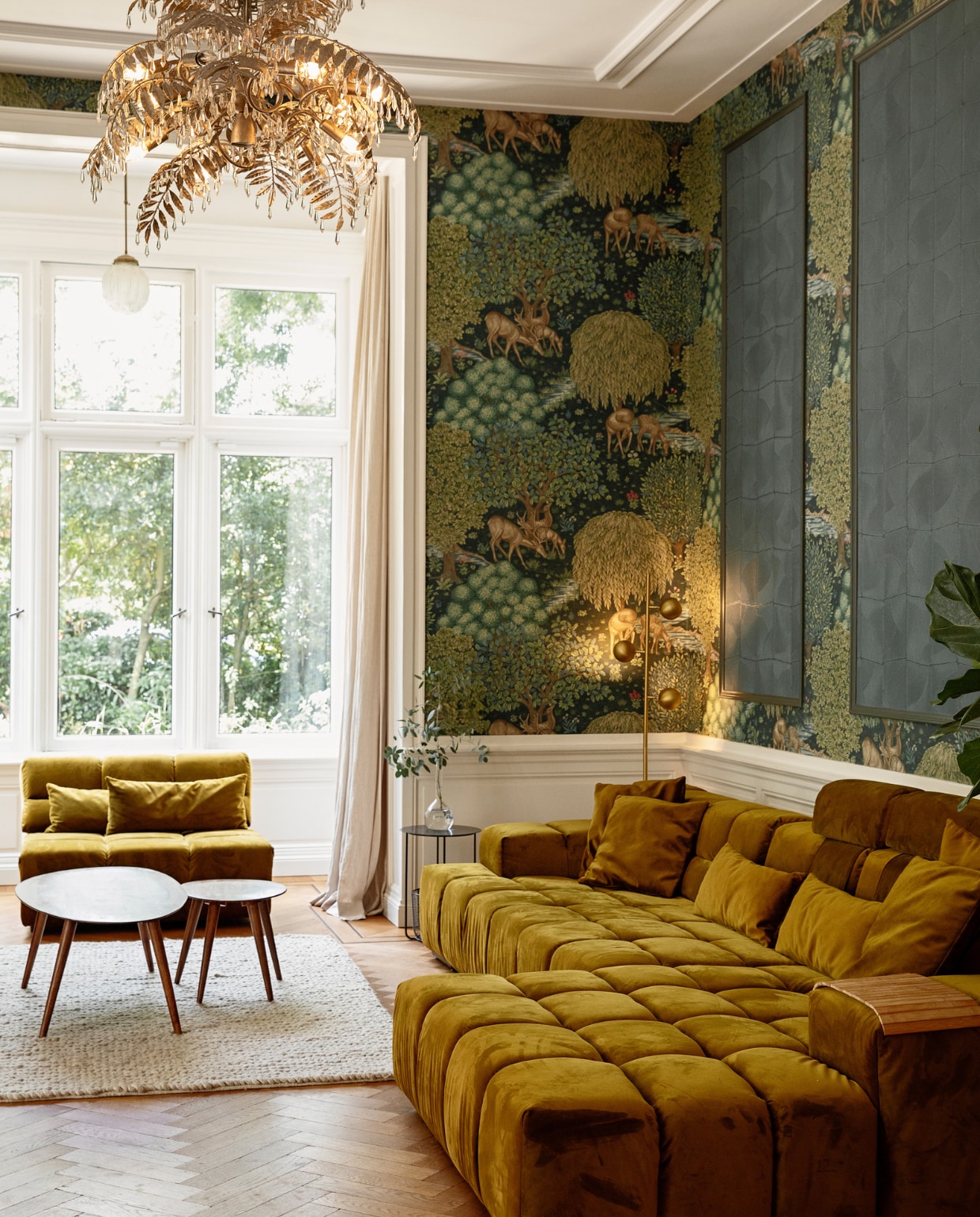 Bank en loveseat Zitmaxx Wonen, behang Morris & Co, muurlijsten met behang Arte. Kleed Ikea, tafels Zara Home, bijzettafel Karwei. Staande lamp Fonq, kroonluchter Zitmaxx Wonen. Linnen gordijnen stof van lappenmarkt Utrecht, gemaakt door Maikel Slegers Interieurstoffering. Plafondlamp Marktplaats. vtwonen binnenkijken special 131-2024 | styling Ilona Jongepier | fotografie Dana van Leeuwen