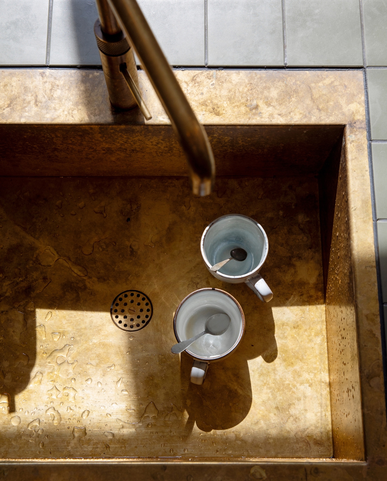 Wasbak koperslagerij, kraan Quooker, bekers Xenos. vtwonen binnenkijken special 131-2024 | styling Ilona Jongepier | fotografie Dana van Leeuwen