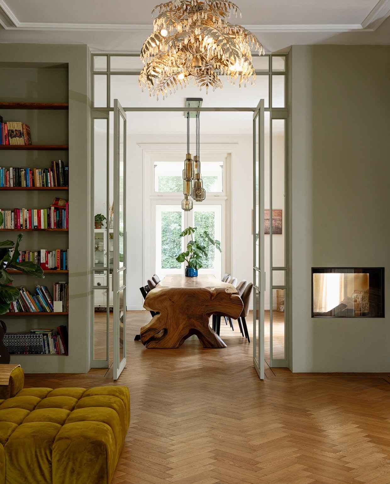 Vloer Visgraat Vloeren Specialist, stalen deuren Interior Elements, kleur muur en stalen deuren Ral 7032. Haard Haardspecialist van Manen, bank en kroonluchter Zitmaxx Wonen, lamp boven eettafel Lampidee, eettafel Zwaartafelen, stoelen Mobitec. Overig onbekend. vtwonen binnenkijken special 131-2024 | styling Ilona Jongepier | fotografie Dana van Leeuwen