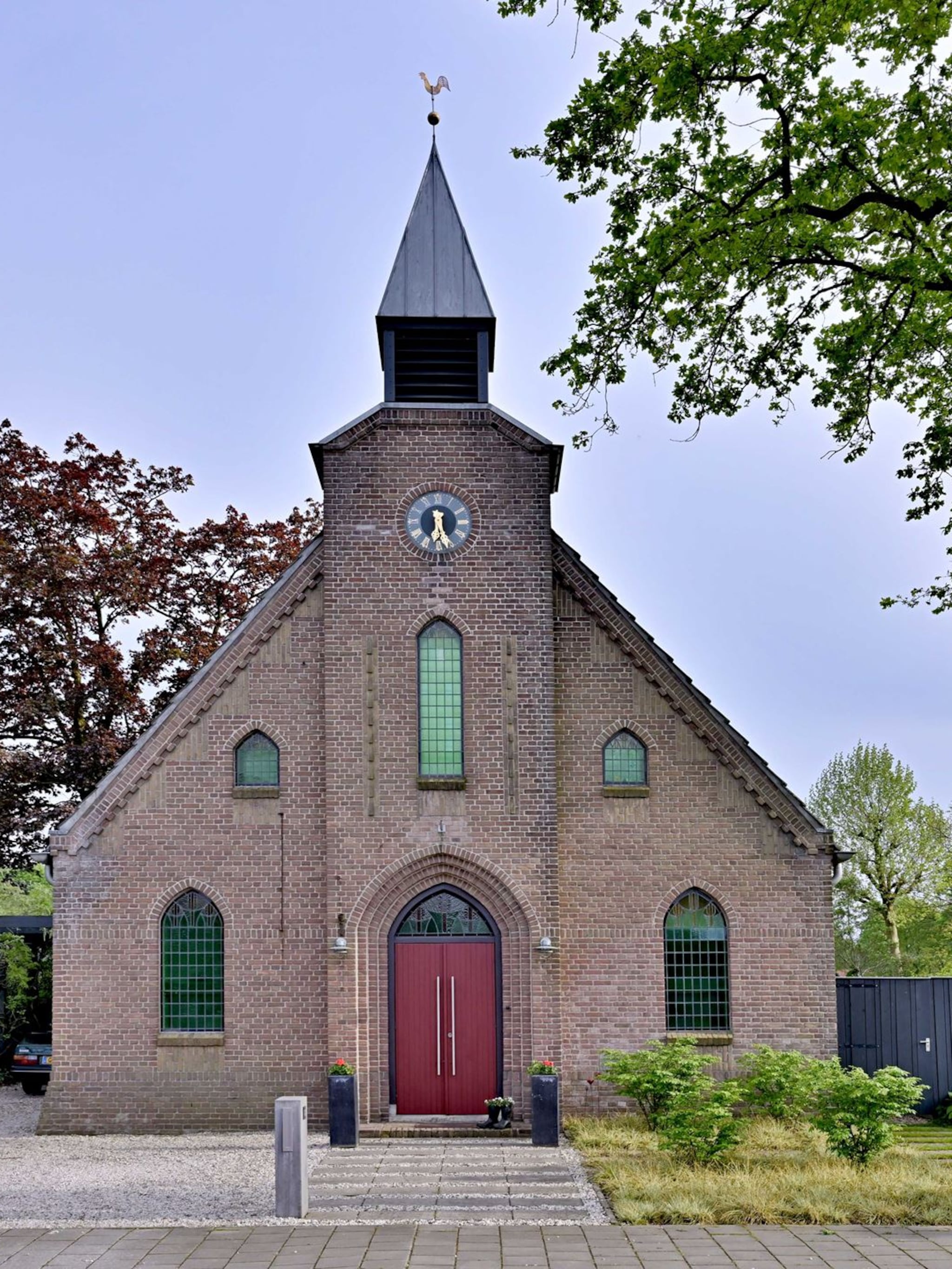 gespot hemels wonen in deze moderne kerkwoning vol historische details