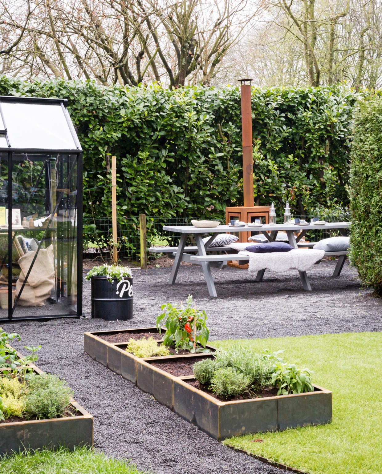 In de border: Buitenverlichting ‘Liv Low Dark’: in-lite. Planten in border: Tuincentrum Leurs: Festuca Blue. Carex Evergreen. Ceanotus. Prunus. Verbena. Scabiosa vtwonen Weer verliefd op je huis seizoen 8 aflevering 10 | styling Leonie Mooren | Fotografie Barbara Kieboom