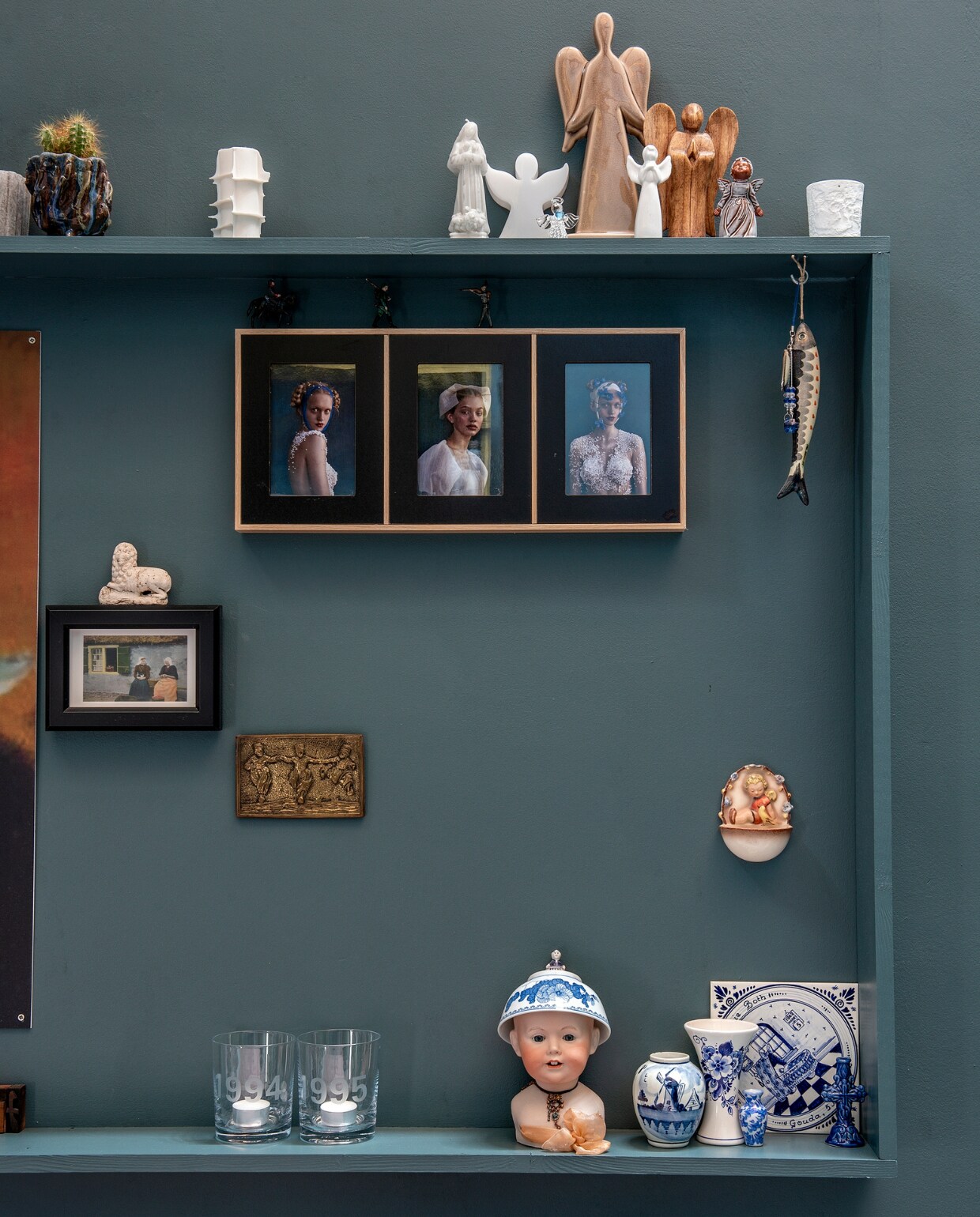 Poppenkop zelfgemaakt, muurverf Inchyra Blue van Farrow &amp; Ball. Overig kringloop. vtwonen 05-2024 | fotografie Ton Bouwer