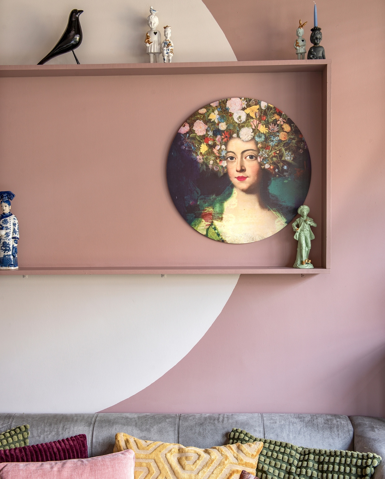 wandcirkel vrouw Wallz, Chinees beeld @kastjenaardemuur, vaasfles Foekje Fleur, keramieken poppen Lammers &amp; Lammers, houten bloem @cut.spul, groene bloempot Henny’s Home, vogel AliExpress, muurverf Sulking Room Pink van Farrow &amp; Ball. Overig kringloop of onbekend. vtwonen 05-2024 | fotografie Ton Bouwer