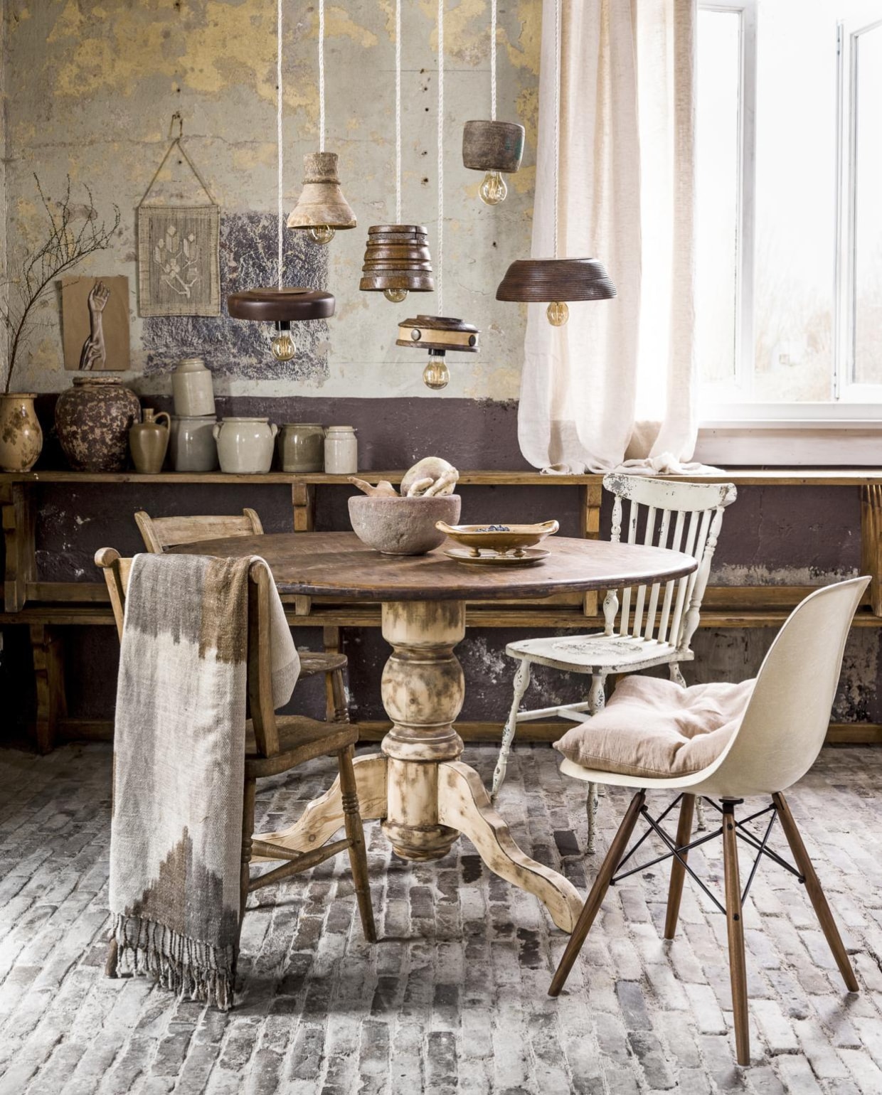 Schaaltjes vanaf € 1,-, kunstwerkje met touw € 0,50 (Kringloop Op Dreef). Linnen strijkijzersnoer € 6,25 per meter, fitting van zwart bakeliet € 1,45, kooldraadpeer dimbaar € 12,95 (Snoerboer). Tafelpoot geschuurd € 60,-(Kringloop 't Zwaantje). Stenen schaal € 42,50, gevlekte karaf € 65,- (Raw Materials). Fruitschaal/zeef € 17,50, kleine karaf € 9,50, wekpotten vanaf € 8,- (Linda’s Hoekje). Vergeten groente (Albert Heijn). Stoel Eames € 395,- (La Folie). Kussen € 69,95, gordijn gemaakt van linnen stof 160x260 cm € 119,- (By Mölle via www.vtwonen.nl). Houten stoelen € 25,-, twee houten bankjes op elkaar gestapeld als kast € 15,-, grote karaf (met tak) € 15,- (Van Dijk &amp; Ko). Witte spijlenstoel € 179,- (www.vtwonen.nl). Sjaal op stoel € 208,- (Sukha Amsterdam). Kunstwerkje handen € 100,- (Julia Lefeber). vtwonen 06-2017 | Styling Liza Wassenaar, Leonie Mooren | Fotografie Sjoerd Eickmans