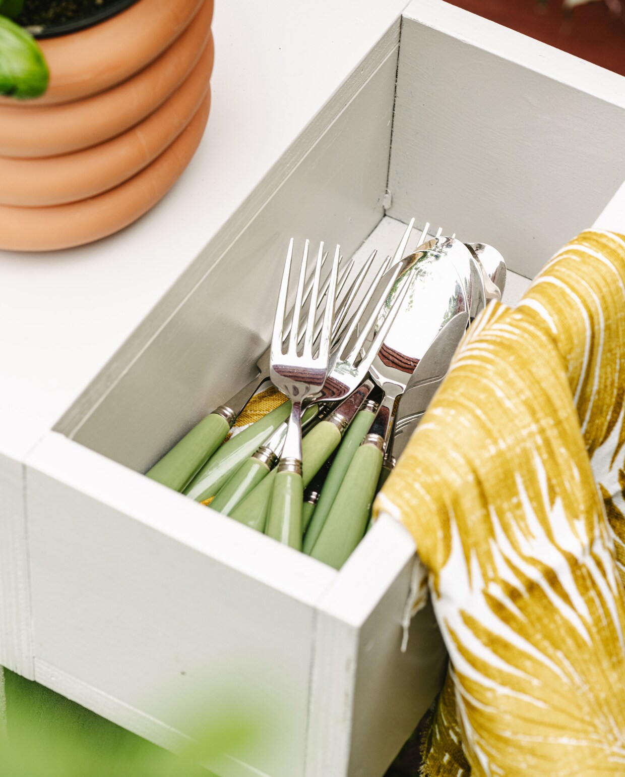 Kan € 12,99 (loods5.nl). Barbecue € 19,99 (tuinland.nl). Barbecuetangen € 9,95 (intratuin.nl). Terracotta plantenpot € 6,49 (karwei.nl). Overig privébezit. vtwonen Tuin 10 | productie Corrien Flohil | styling Moniek Visser | fotografie Denise Pronk | uitvoering Johan Snoodijk