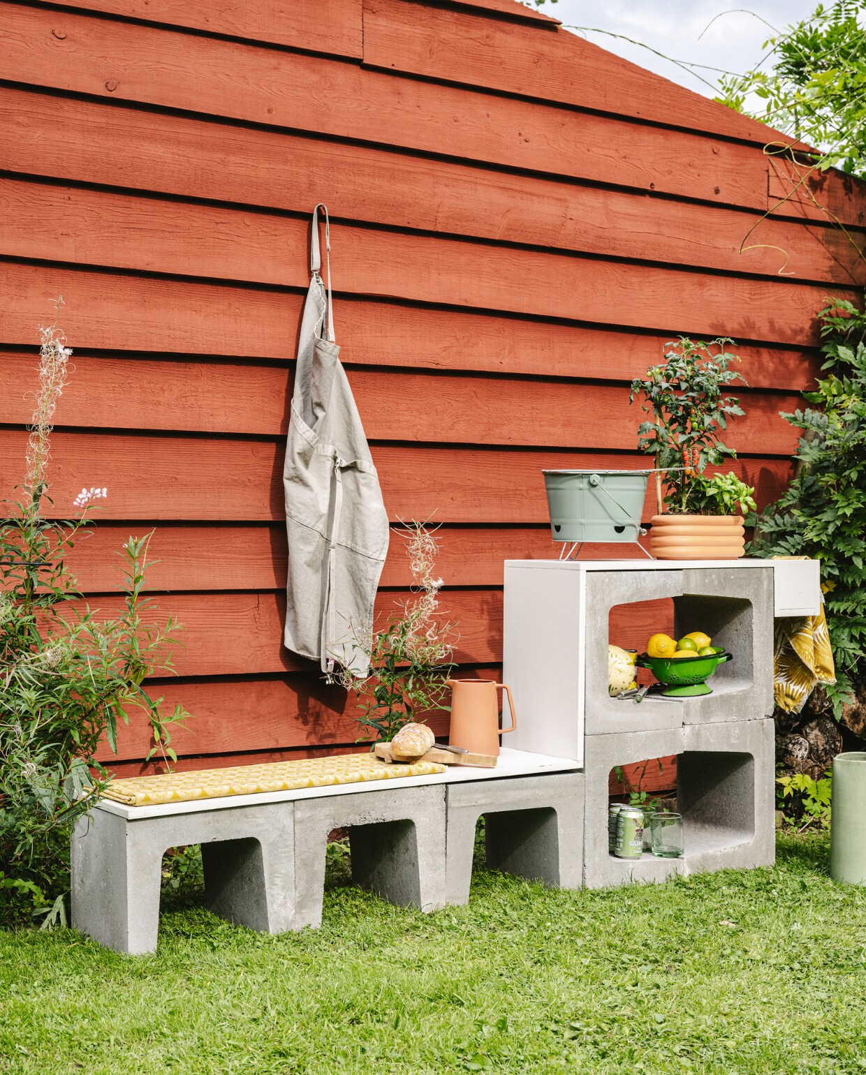 Kan € 12,99 (loods5.nl). Barbecue € 19,99 (tuinland.nl). Barbecuetangen € 9,95 (intratuin.nl). Terracotta plantenpot € 6,49 (karwei.nl). Overig privébezit. vtwonen Tuin 10 | productie Corrien Flohil | styling Moniek Visser | fotografie Denise Pronk | uitvoering Johan Snoodijk