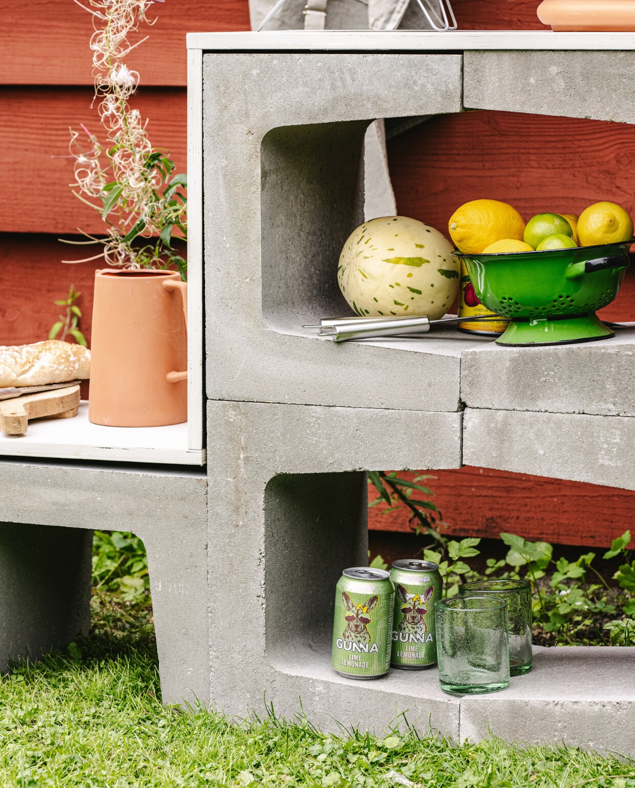 Kan € 12,99 (loods5.nl). Barbecue € 19,99 (tuinland.nl). Barbecuetangen € 9,95 (intratuin.nl). Terracotta plantenpot € 6,49 (karwei.nl). Overig privébezit. vtwonen Tuin 10 | productie Corrien Flohil | styling Moniek Visser | fotografie Denise Pronk | uitvoering Johan Snoodijk