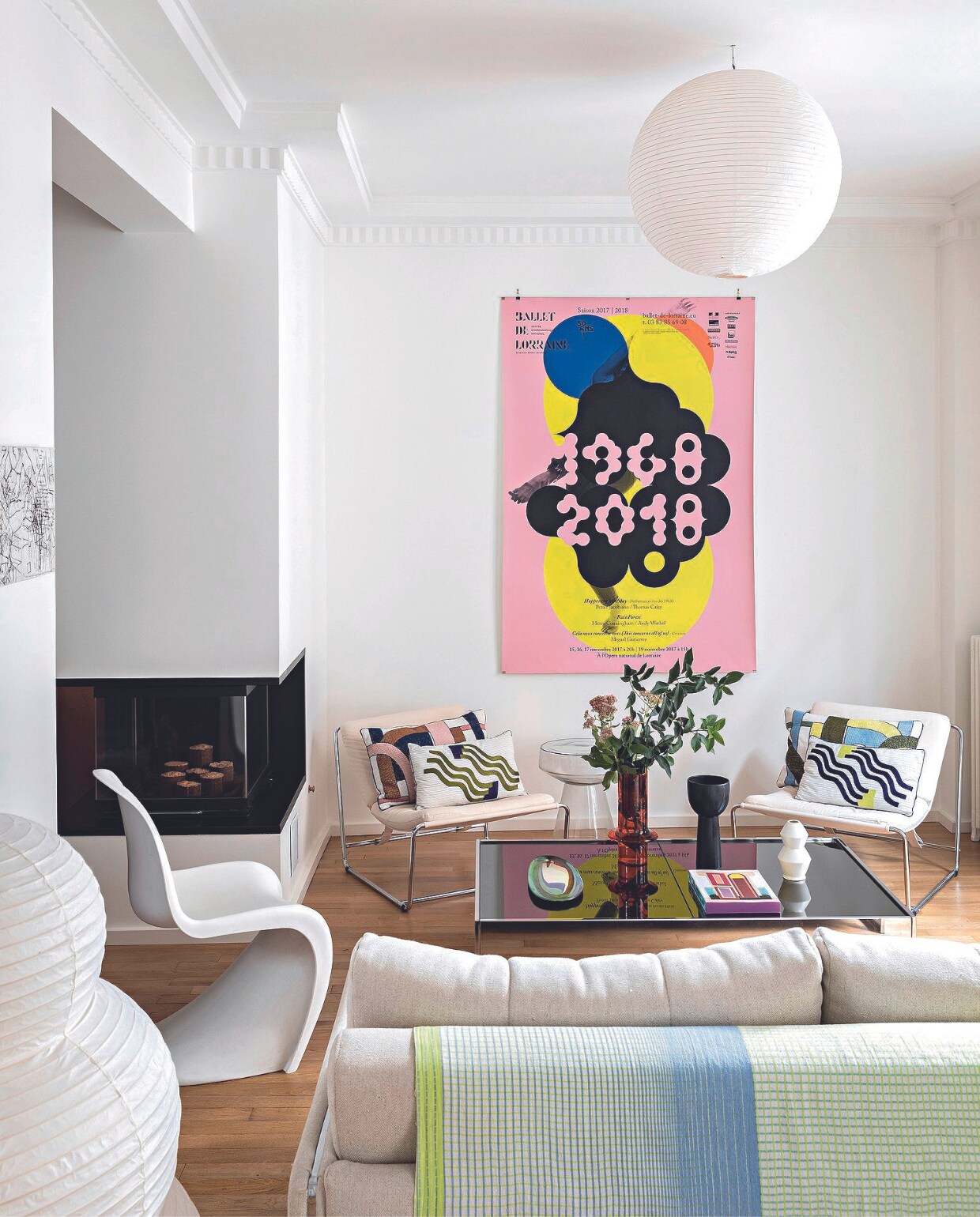 Bank Convertible de France, stoel S-chair van Verner Panton voor Vitra, fauteuils van Claude Courtecuisse voor Prisunic, salontafel Willy Rizzo, hanglamp Hay, kunstwerk door Jean-Claude. Kussens en sjaal Ma Poésie. vtwonen 06-2024 | styling Marie-Maud Levron | fotografie Yann Deret