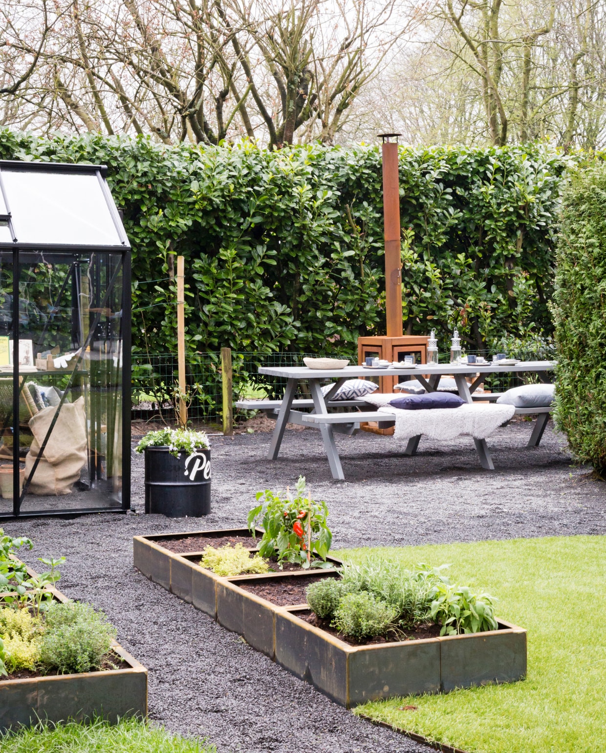 In de border: Buitenverlichting ‘Liv Low Dark’: in-lite. Planten in border: Tuincentrum Leurs: Festuca Blue. Carex Evergreen. Ceanotus. Prunus. Verbena. Scabiosa vtwonen Weer verliefd op je huis seizoen 8 aflevering 10 | styling Leonie Mooren | Fotografie Barbara Kieboom