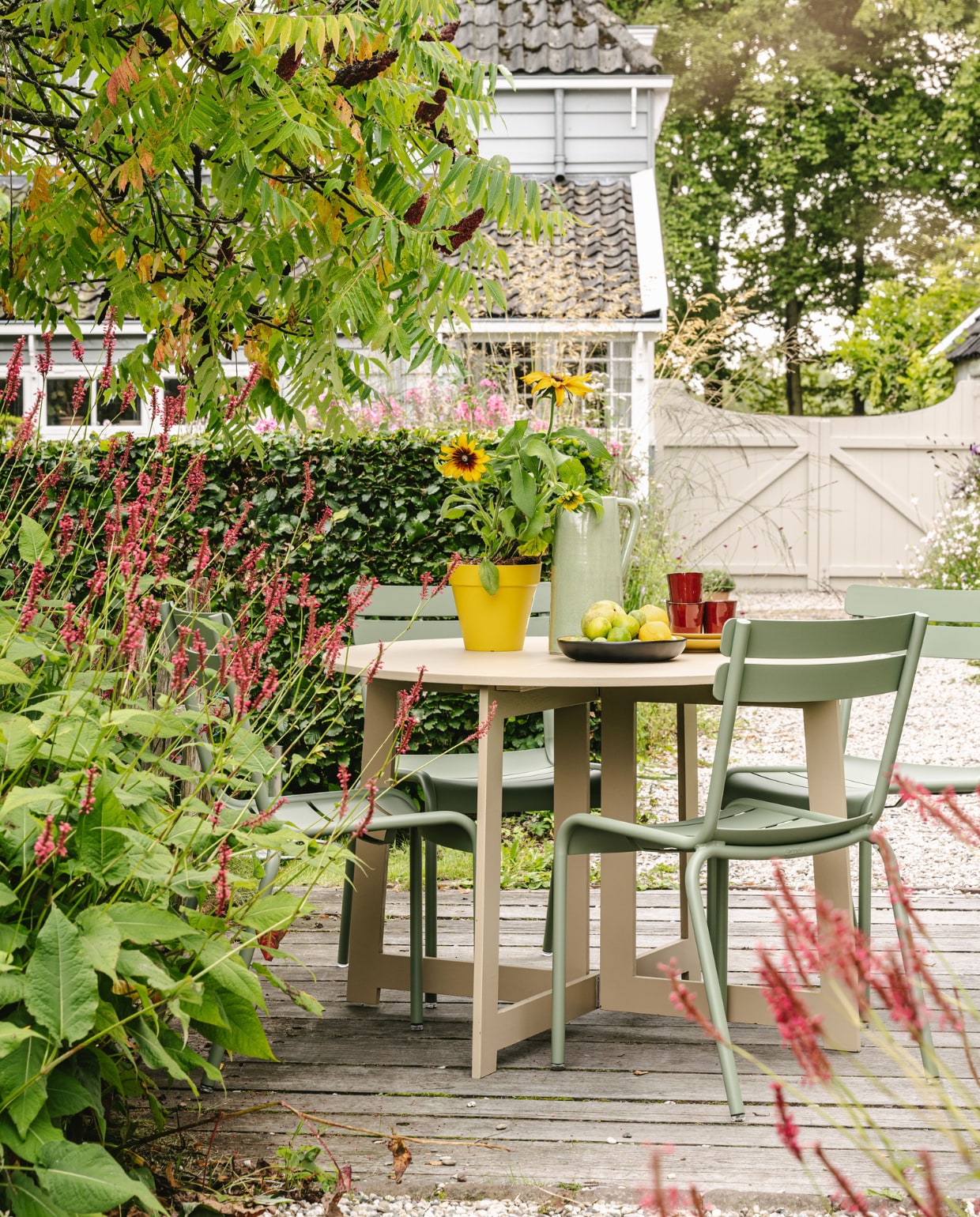Aluminium stoelen Luxembourg van Fermob in Cactus, per stuk € 269,-, keramieken mokken La Mère van Serax in Venetian Red, per stuk € 9,99, keramieken fruitschaal 70’s van HKliving € 19,99 (vtwonen.nl/shop). Aardewerken kan van In-Petto € 42,50 (loods5.nl). Bloempot Loft Urban € 16,49 (intratuin.nl). vtwonen special tuin 10 2024 | productie Corrien Flohil | styling Moniek Visser | uitvoering Johan Snoodijk | fotografie Denise Pronk