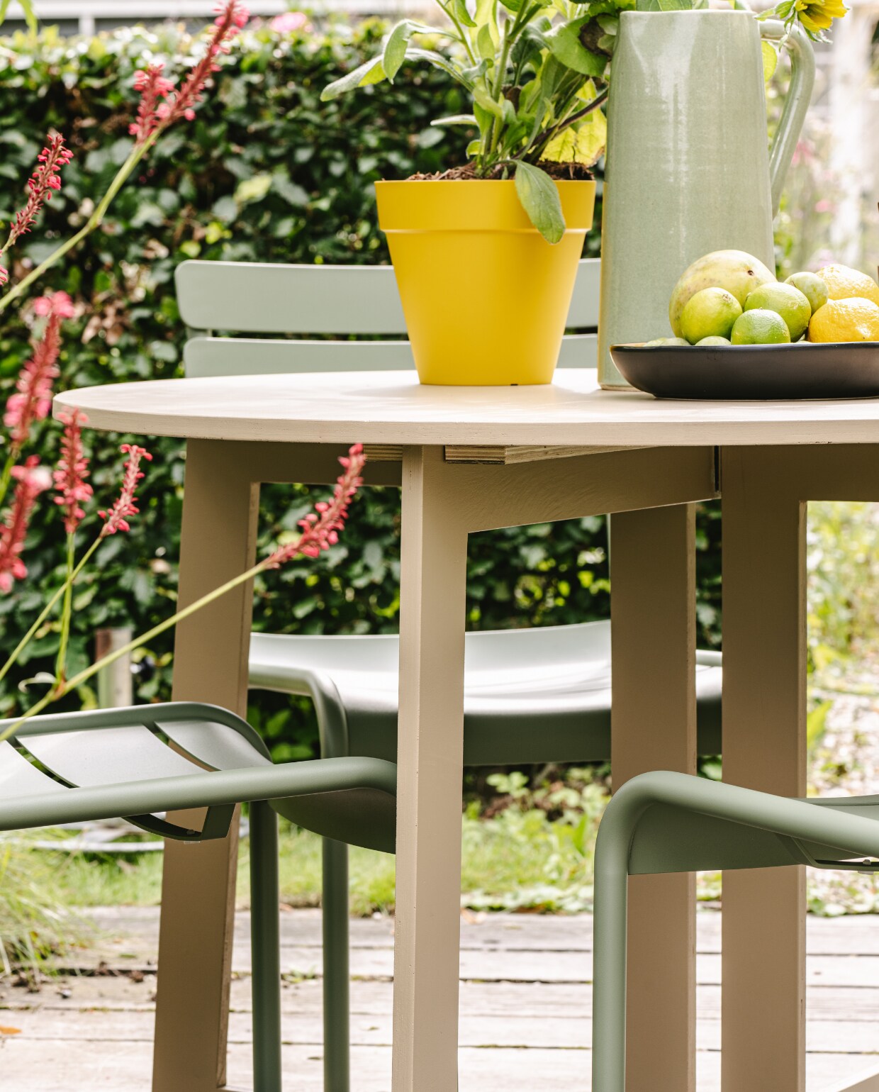 Aluminium stoelen Luxembourg van Fermob in Cactus, per stuk € 269,-, keramieken mokken La Mère van Serax in Venetian Red, per stuk € 9,99, keramieken fruitschaal 70’s van HKliving € 19,99 (vtwonen.nl/shop). Aardewerken kan van In-Petto € 42,50 (loods5.nl). Bloempot Loft Urban € 16,49 (intratuin.nl). vtwonen special tuin 10 2024 | productie Corrien Flohil | styling Moniek Visser | uitvoering Johan Snoodijk | fotografie Denise Pronk