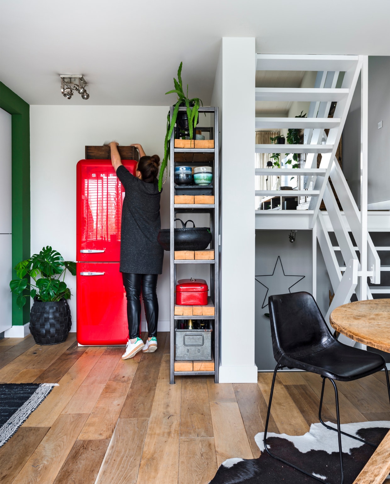 Koeienvacht Marktplaats. Vloerkleed Housedoctor. De open kast is een eigen ontwerp, gemaakt door een meubelmaker. Rode broodtrommel van de kringloop. Leren stoeltje www.giga meubel.nl. Eikenhouten vloer Cisco vloeren Venray. vtwonen 09-2017 | fotografie Stan Koolen