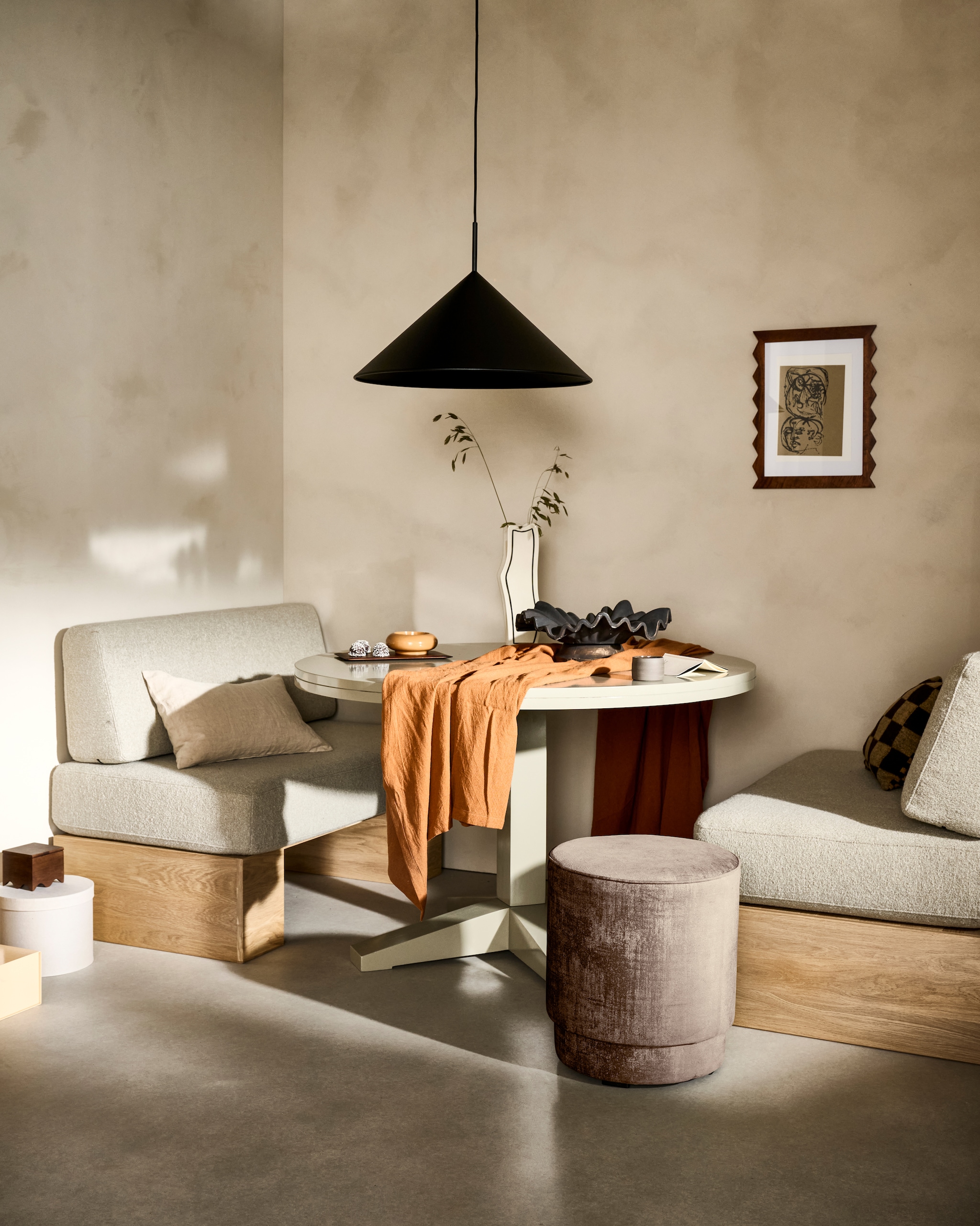 Mangohouten eettafel Deck in Naturel, 200x90x78 cm (lxbxh) € 899,-. Eettafelbank Eat Up, eikenhout en geweven stof in Zand, 100x67x84 (bxdxh) € 699,-, ook verkrijgbaar in Denim. Poef Pearl in stof Melange Naturel, 40x45 cm (Øxh) € 129,-, verkrijgbaar in meerdere stoffen. M.m.v. vtwonen.nl/shop (hanglamp van HKliving, vaas van Ferm Living), velv.nl (kussen Pure, mok), zarahome.com (dienblad), hm.com (tafelkleed, fotolijst), wehkamp.nl (kussen blokpatroon van Nous Living). Overig privébezit. vtwonen 07-2024 | styling Sanne Ketelaar | fotografie Sjoerd Eickmans