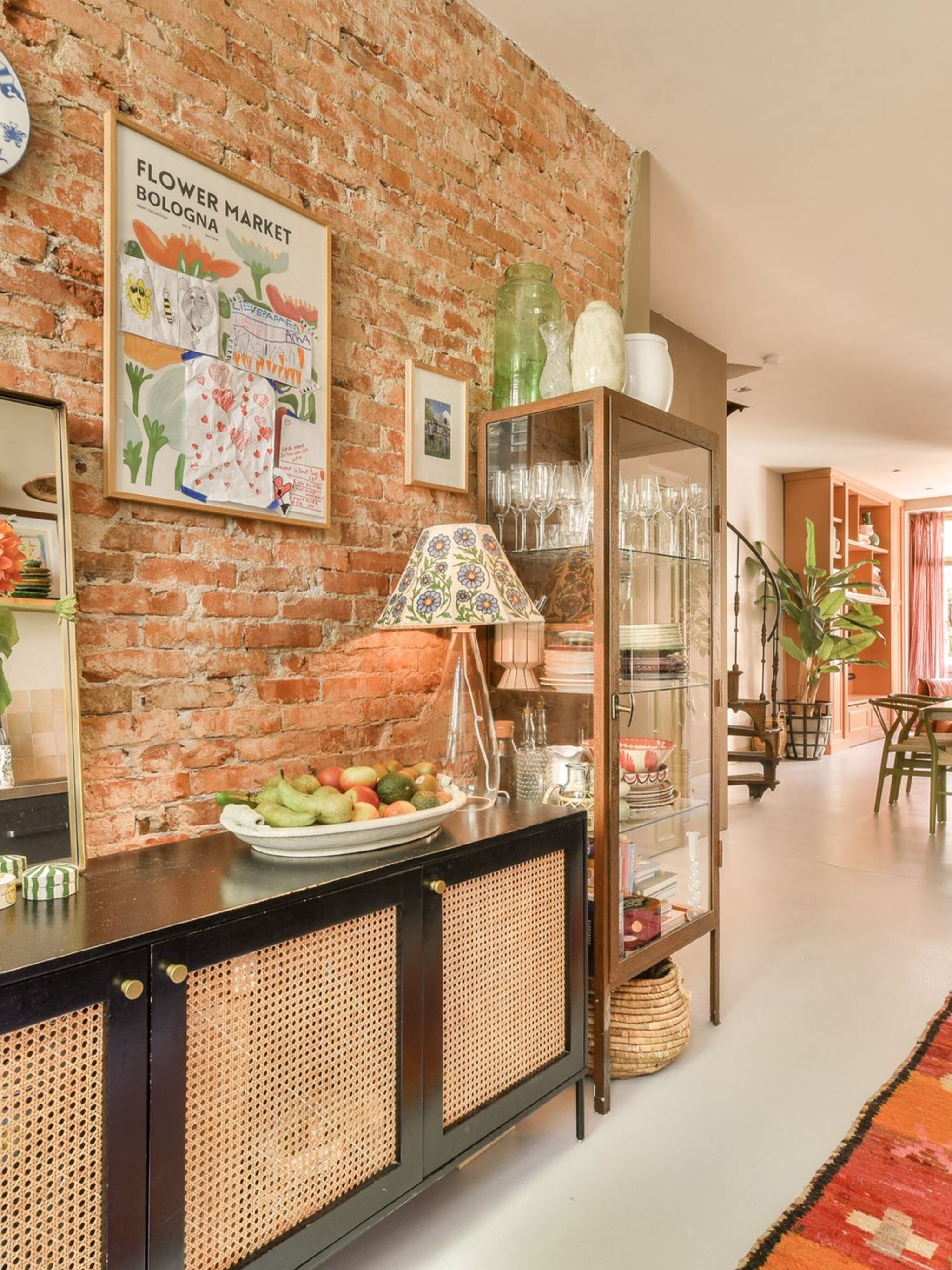 gespot maartje van barts boekje zet haar kleurrijke familiehuis in amsterdam te koop