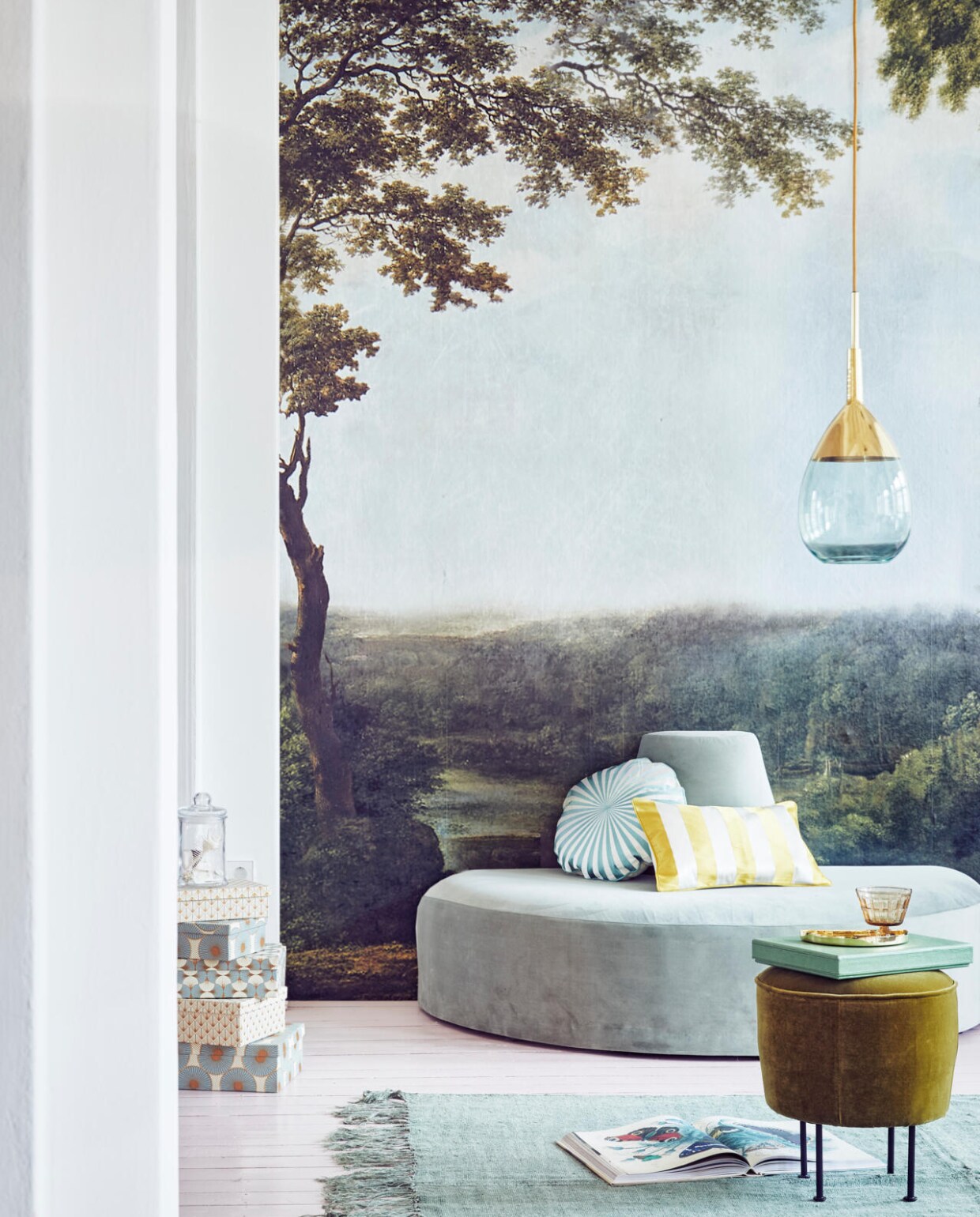 Behang Collaboration Tres Tintas M2600-1 van Rebel Walls per m² € 53,- (De Ru). Halfronde fluwelen bank Pouf with backrest van Tine K Home, 160x80x75 cm (bxdxh) € 1345,- (Biggels). Zachtgroen linnen vloerkleed 155x215 cm € 398,- (HK Living). Kleine mosgroene poef van Gubi, 38x42 cm (Øxh) € 819,- (Mobilia). Dozen set van 6 vanaf € 99,-, kussen, Ø 45 cm € 99,95, geel gestreept kussen € 74,- (bungalow.dk). Glas op voet € 7,58 (Madam Stoltz). Gouden schaaltje € 55,- (AYTM). Hanglamp van groen glas met goud van Ebb &amp; Flow, Ø 22 cm € 447,- (Goeds). vtwonen 11-2017 | Styling cleo scheulderman | Fotografie jeroen van der Spek