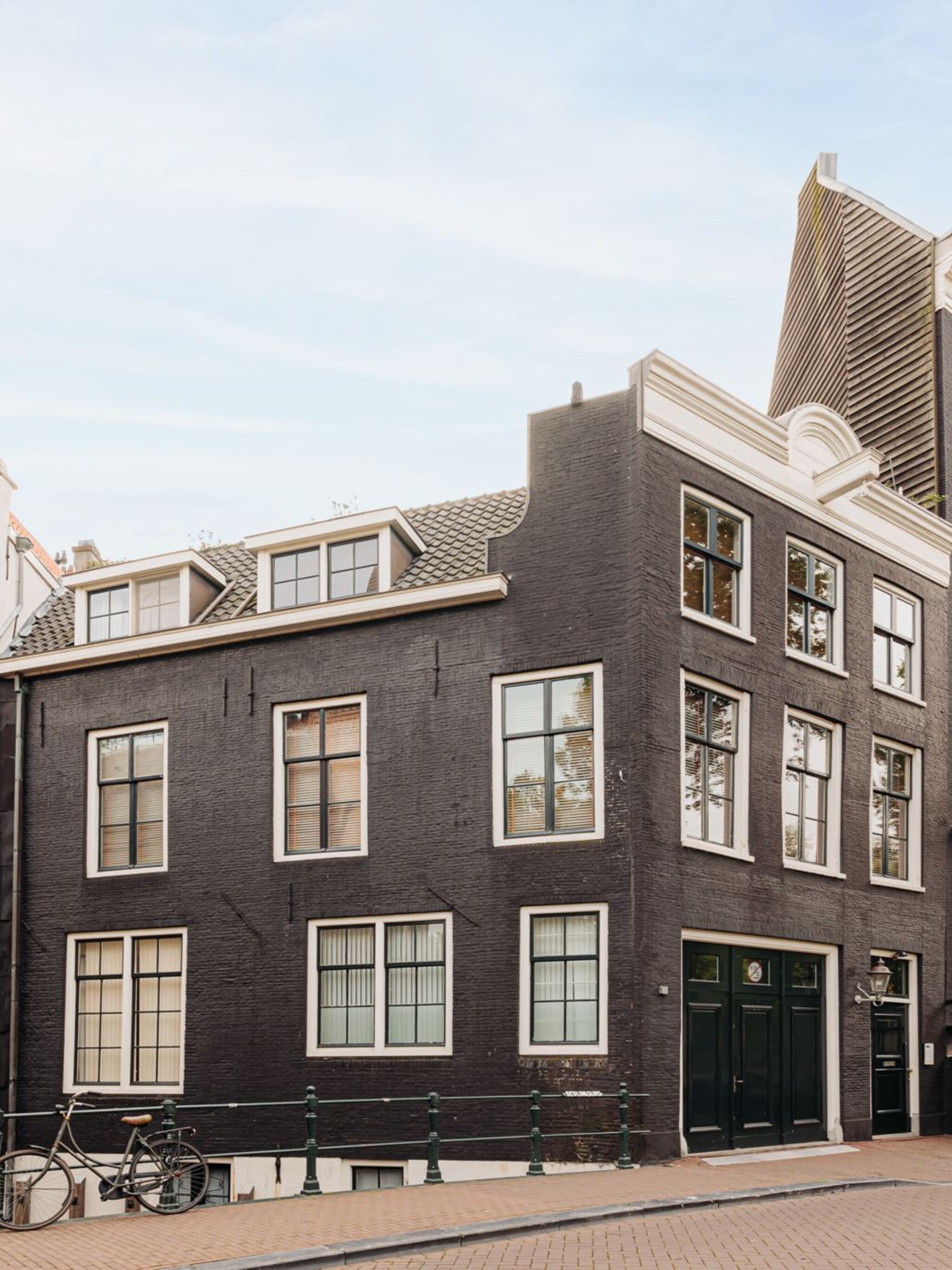 gespot in dit monumentale grachtenpand spot je een heleboel kleurrijke kunst