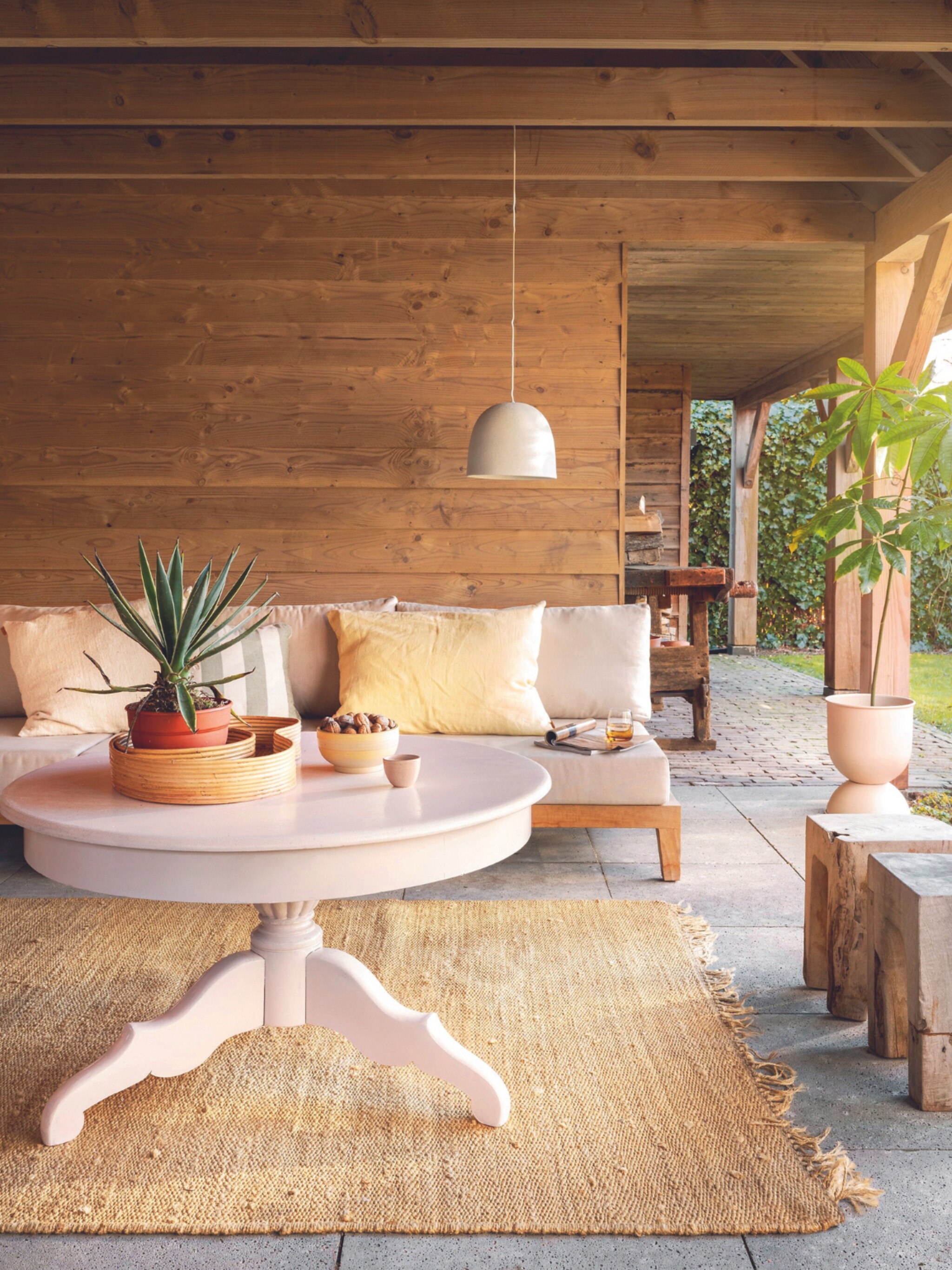 haal de relaxte sfeer van binnen naar buiten dankzij deze 5 snelle stylingtips voor de tuin