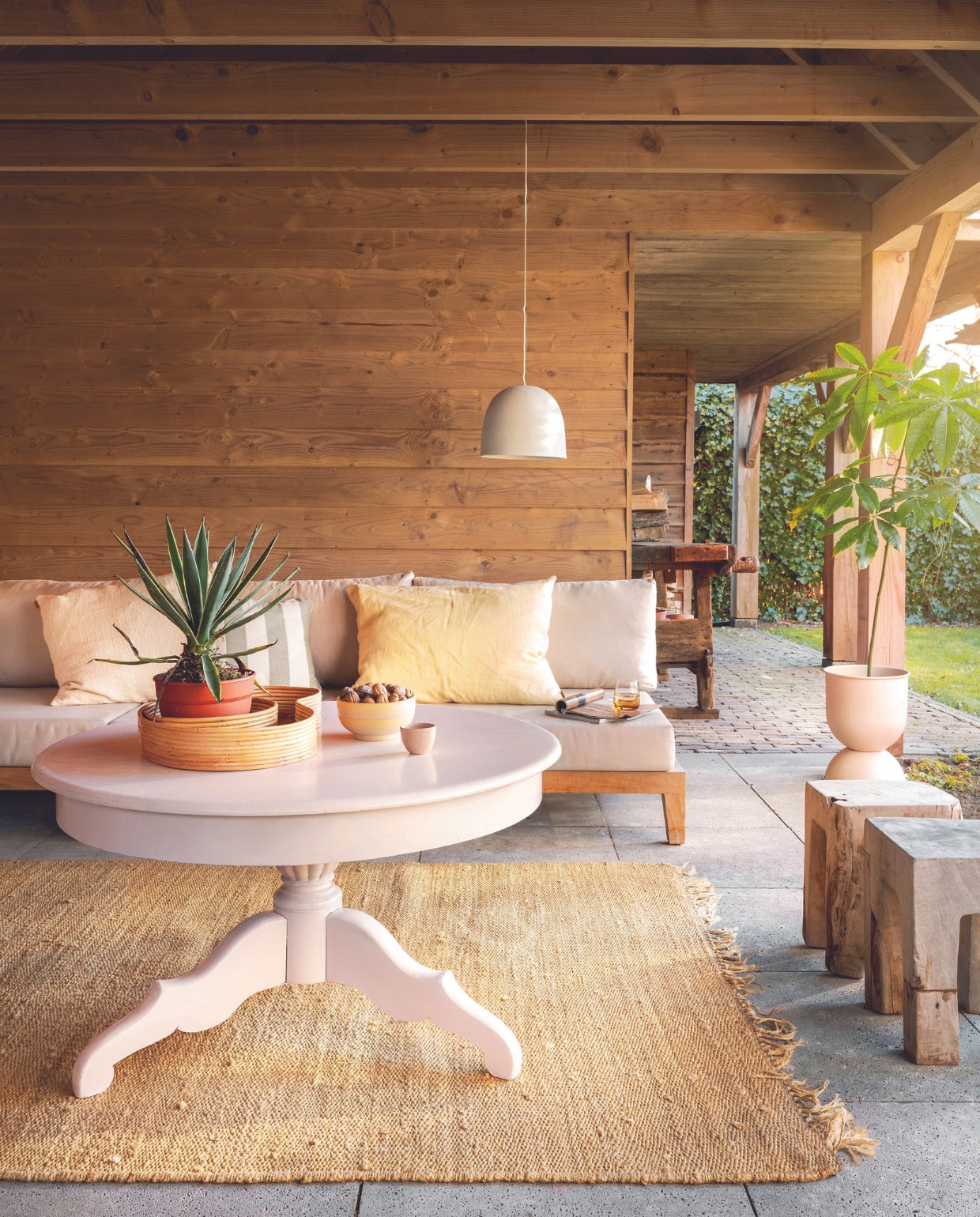 Salontafel van de kringloop gelakt in buitenlak Pink Peach van Lab Paint, glansgraad gloss, 500 ml € 53,- (vestingh.nl). Rotan dienbladen Isola van Ferm Living, set van 2 € 99,-, ijzeren bloempot Hourglass van Ferm Living, 54x50x73 cm (bxdxh) € 339,-, keramieken hanglamp Speckle van Ferm Living, 30,5x24,9 cm (Øxh) € 269,-, lichtgeel linnen kussen Heavy Linen van Ferm Living in Lemon, 50x50 cm € 69,-, beige katoenen kussen Nettle van Ferm Living, 60x80 cm € 139,- gestreept kussen Bold Square van vtwonen, gerecyclede materialenmix, 45x45 cm € 44,95 (vtwonen.nl/shop). Keramieken koffiekop, 130 ml € 24,- (studio-potterdam.com). Overig privébezit. vtwonen 07-2024 | styling Kelly van Gendt | fotografie Stan Koolen