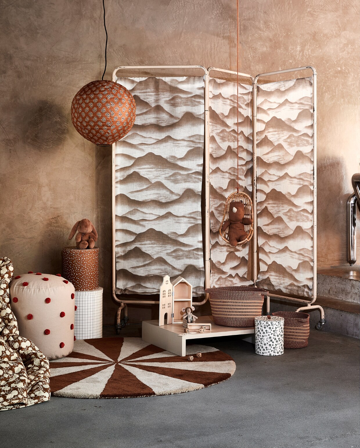 Vintage kamerscherm € 35,- (marktplaats.nl), bekleed met linnen gordijnstof Flou, 293 cm breed, per meter € 159,10 (casamance.com). Katoenen hanglamp van Madam Stoltz € 106,75 (deens.nl). Organisch katoenen poef Dot Tufted van Ferm Living € 119,-, vloerkleed Arch van Ferm Living, wol en katoen, 130 cm (Ø) € 239,-, katoenen gequilt plaid Foliage van BePureHome € 129,- (vtwonen.nl/shop). Kartonnen opbergdozen van Oyoy Mini, set van 3 € 59,95, katoenen opbergmanden Eran van Kidsdepot, set van 2 € 29,95 (wehkamp.nl). Sungkaihouten plateau € 225,- (hkliving.com). Konijn van Maileg, gerecycled polyester, € 27,50, rotan mini-hangstoel van Maileg € 59,-, linnen nijlpaard van Maileg € 35,-, katoenen muis met hoed van Maileg € 22,50, katoenen geruite mini-stoel van Maileg € 13,50 (maisonnl.com). Overig privébezit. vtwonen 10-2023 | styling Kelly van Gendt | fotografie Peggy Janssen