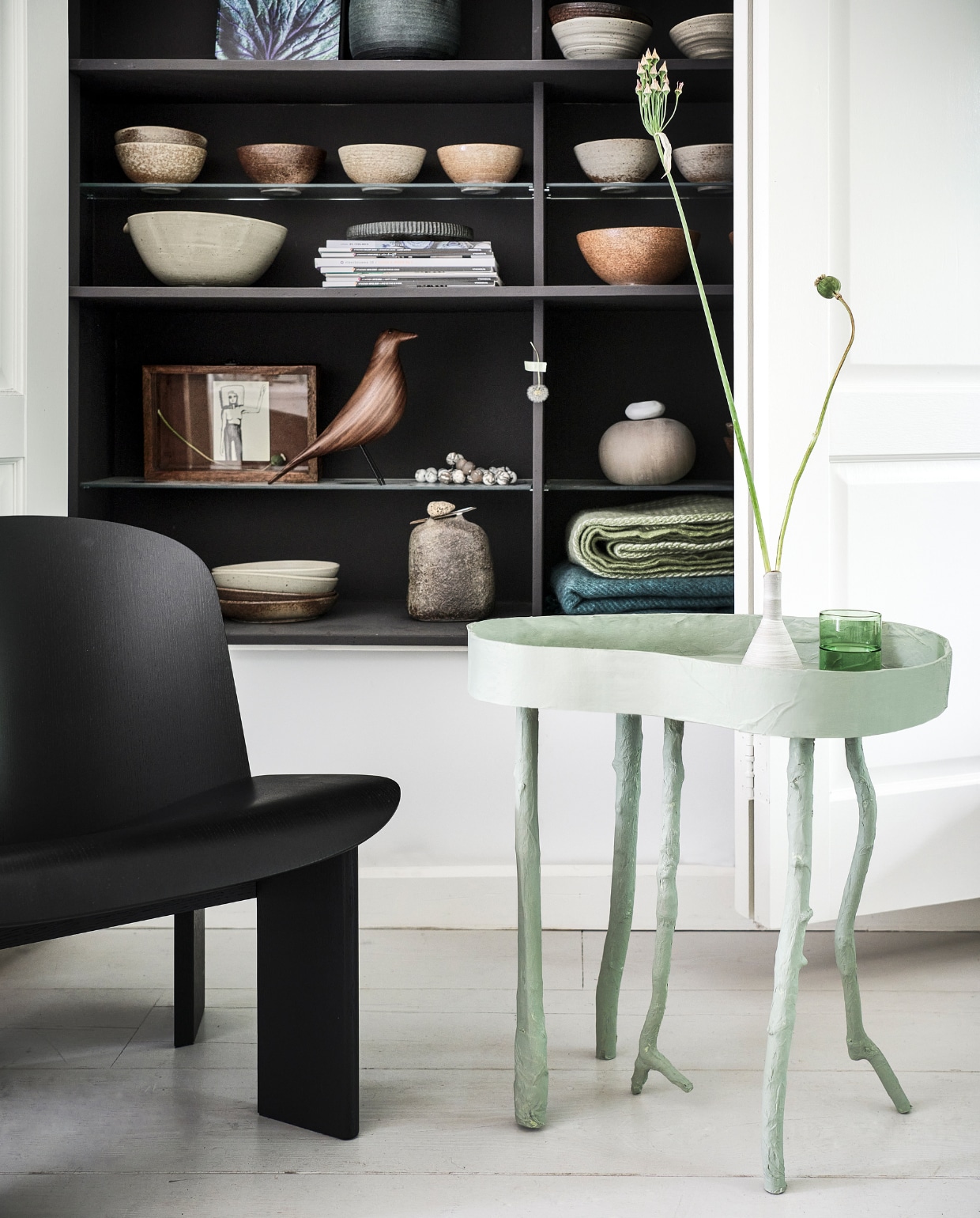 Multiplex stoel Chisel, 63x66,5x68,5 cm (bxdxh) € 549,- (hay.com). Notenhouten vogel Eames House Bird van Vitra € 299,-, houten fotolijst van vtwonen € 49,95 (vtwonenz.nl/shop). Keramieken kommen vanaf € 28,-, keramieken objecten vanaf € 175,-, keramieken vaas op tafel € 25,-, wollen plaids € 78,- (marjokedeheer.com). vtwonen special DIY 8 | styling Marianne Luning | fotografie Sjoerd Eickmans | realisatie Cobo&amp;Co