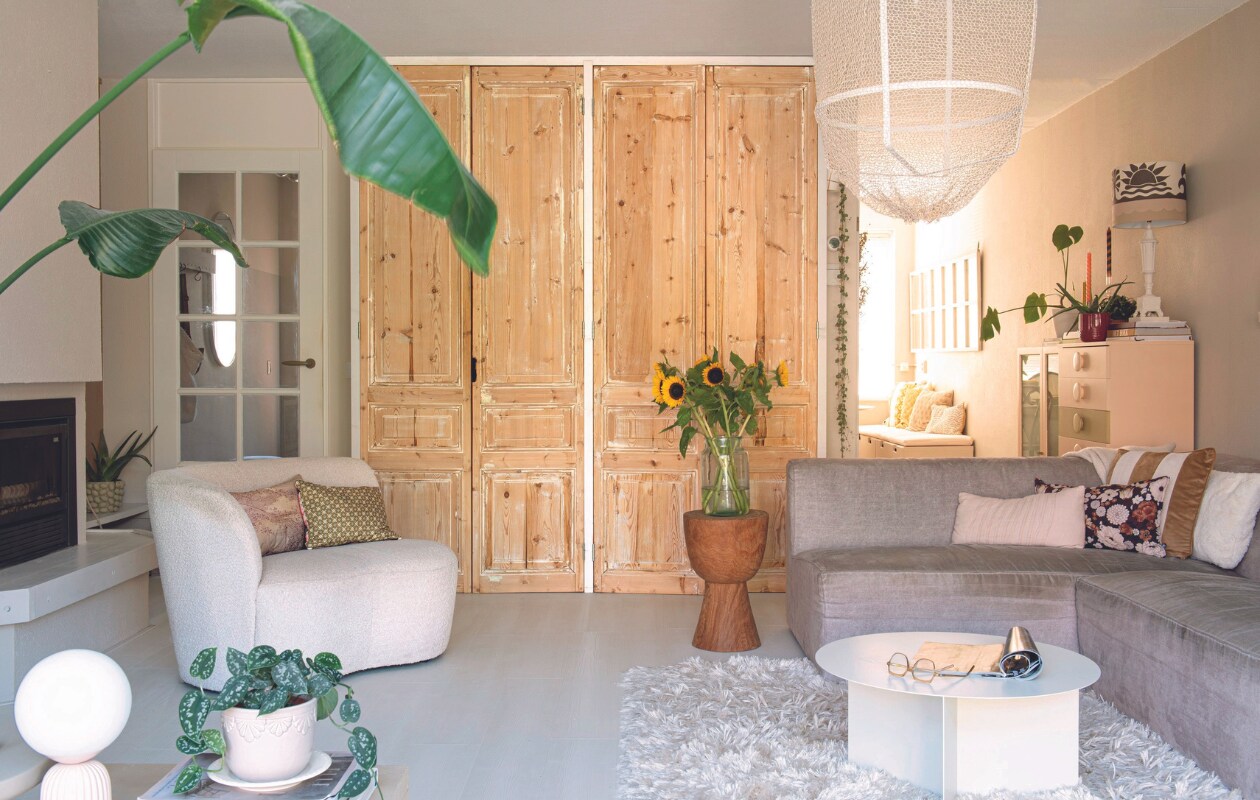 Kast zelfgemaakt met de oude paneeldeuren van Cooperz Wonen. Salontafel Hay, bijzettafel Polspotten, bank vtwonen via Eijerkamp, hanglamp Just BySan, fauteuil Karwei. Kussens HKliving, Blokker en Present Time. Vloerkleed Trendcarpet, tafellamp Kwantum. Lamp op kast met voet van grootouders en kap van Club des Lumières. Kast Marktplaats. Wandkleuren Frosted Sand, Berlin Summer en Mushroom van Lab Paint. Vloer Quick-Step. vtwonen 06-2024 | productie De Binnenkijkers | styling Jeske Weel | fotografie Caroline Coehorst