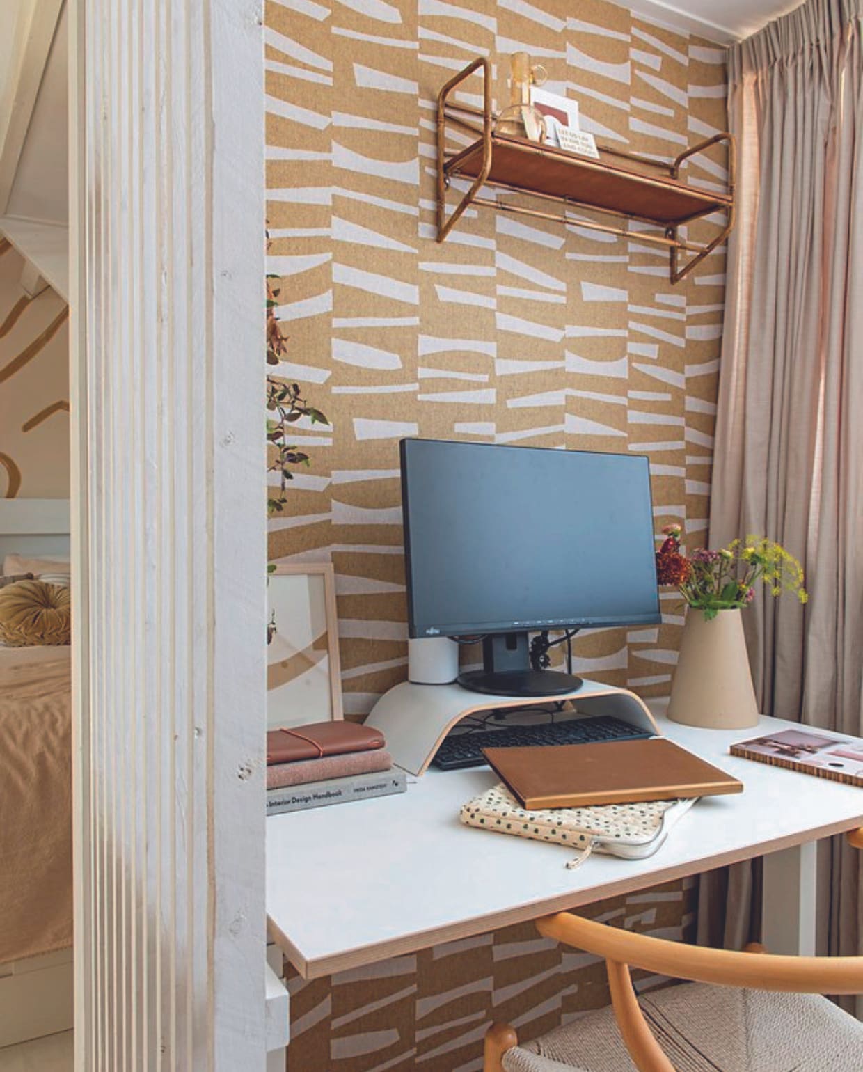 Behang Eijffinger, stoel Dominidesign, wandplank Wehkamp, accessoires Søstrene Grene. vtwonen 06-2024 | productie De Binnenkijkers | styling Jeske Weel | fotografie Caroline Coehorst