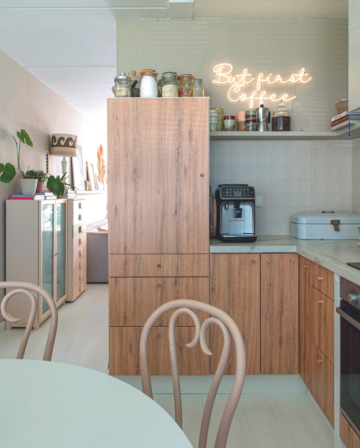 Keuken gewrapt door wrapjekeuken.nl, keukenblad 123werkbladen, wandtegels overgeschilderd in kleur Mushroom van Lab Paint, koffiezetapparaat Philips, percolator Bialetti, neonletters neonlampen.nl. Broodtrommel en kastenMarktplaats. Koppen HKliving, Sissy-Boy en Marktplaats. Thonet-stoelen en lamp op kastje van grootouders gekregen. Lampenkap Club des Lumières, wandkleur keuken  Mushroom van Lab Paint. vtwonen 06-2024 | productie De Binnenkijkers | styling Jeske Weel | fotografie Caroline Coehorst