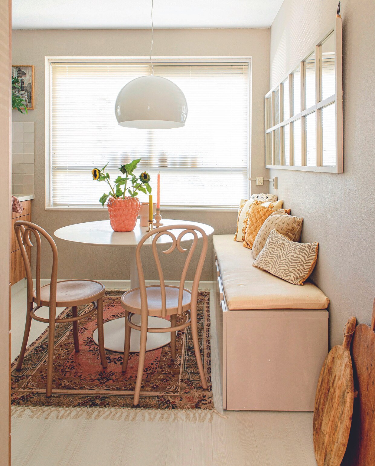 Tafel Woononline, bank zelfgemaakt met basis van Ikea-kasten. Kussens vintage, Kwantum en Blokker. Spiegel zelfgemaakt, kleed Rozenkelim, hanglamp Kartell, Thonet-stoelen van grootouders en zelf geschilderd, vaas Intratuin. Kandelaars Søstrene Grene en Present Time. Serveerplank HKliving, jaloezieën Veneta, wandkleur Mushroom van Lab Paint. vtwonen 06-2024 | productie De Binnenkijkers | styling Jeske Weel | fotografie Caroline Coehorst