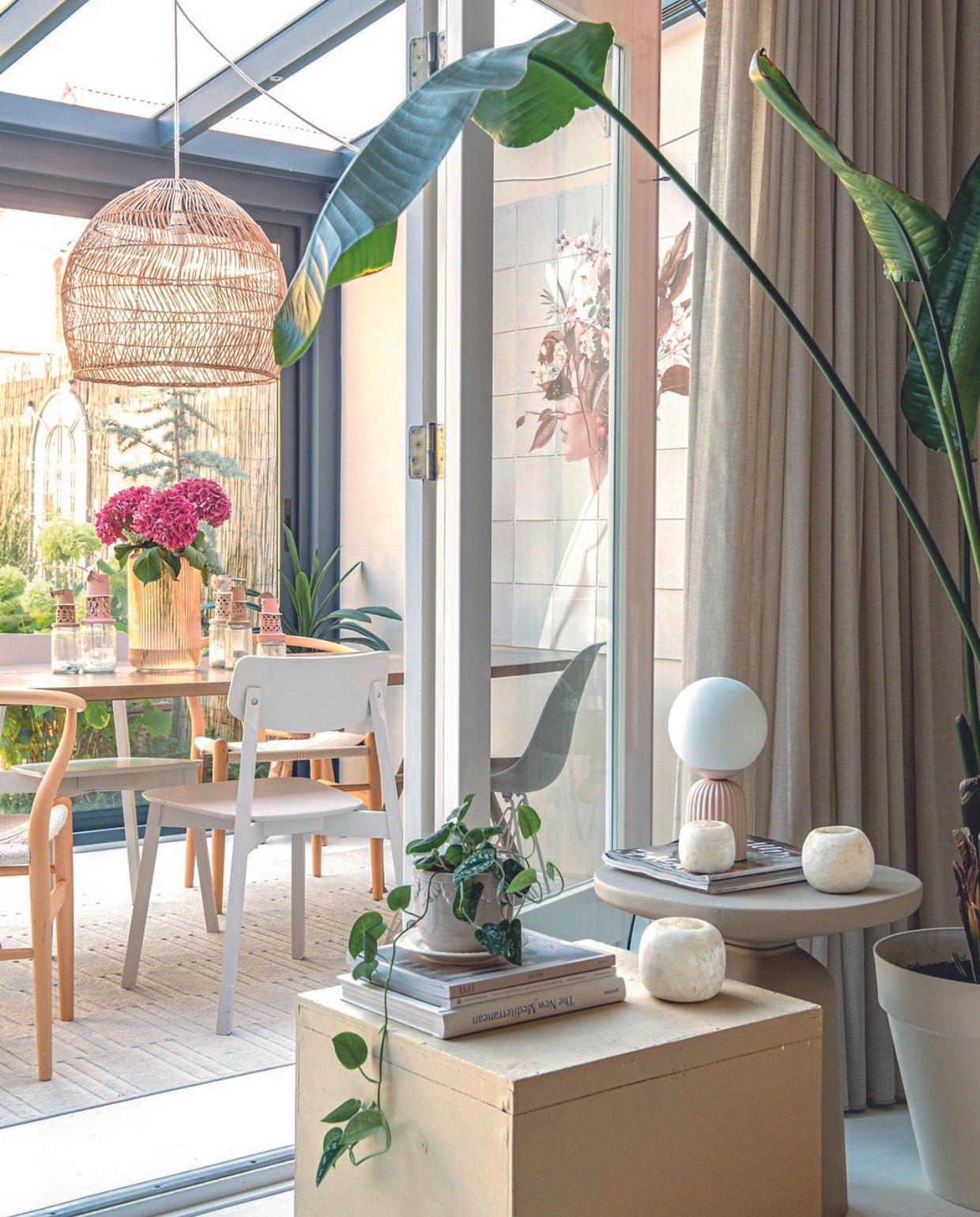 Kubusvormige bijzettafel zelfgemaakt, ronde bijzettafel Zen Lifestyle, gordijn Echtgordijn, waxinelichthouders Anne-Marie Wonen, tafellamp Kwantum, hanglamp Casa. vtwonen 06-2024 | productie De Binnenkijkers | styling Jeske Weel | fotografie Caroline Coehorst