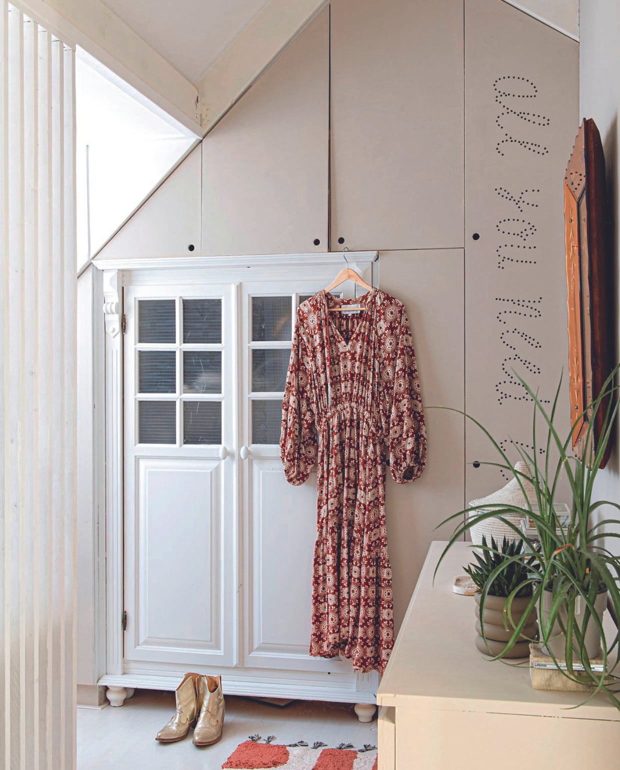 Wandkast gemaakt rondom oude kast, geschilderd in Mushroom van Lab Paint. Vloerkleed Wehkamp, kast Ikea. vtwonen 06-2024 | productie De Binnenkijkers | styling Jeske Weel | fotografie Caroline Coehorst