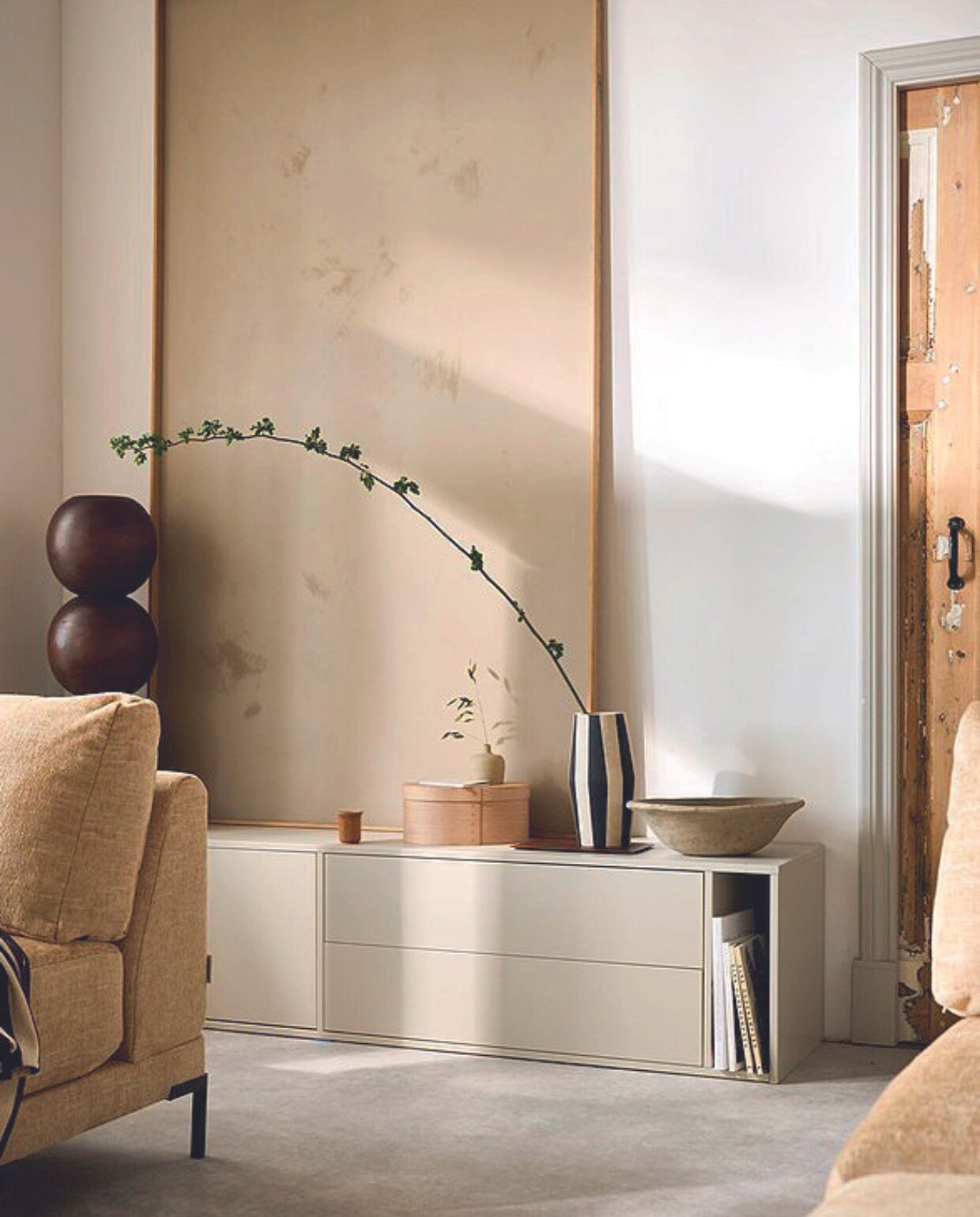 Grenenhouten tv-meubel Settle Down in Dust, 200x44x45 cm (bxdxh) € 499,-. Elementenbank Couple in stof Butter Melange, vanaf € 669,-.M.m.v. velv.nl (minivaas), urbannatureculture.com (sokkel Bulb), zarahome.com (doos, schaal, plaid), hm.com (gordijnen). Overig privébezit. vtwonen 07-2024 | styling Sanne Ketelaar | fotografie Sjoerd Eickmans