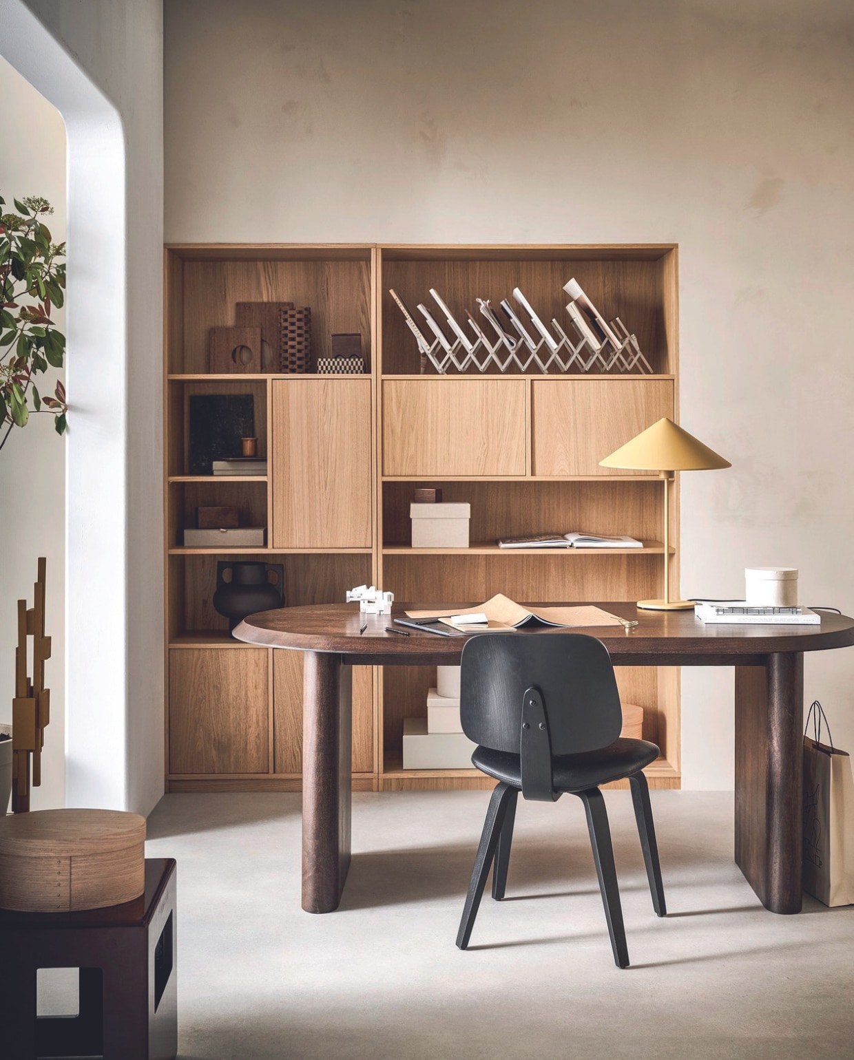 Mangohouten eettafel Elips in Walnoot, 180x90x75 cm (lxbxh) € 1299,-, ook verkrijgbaar in 240x90x75 cm € 1599,-. Stoel Classic in Zwart, leerlook en walnoothout, 50x48x81 cm (bxdxh) € 149,-, ook verkrijgbaar in bruin/zwart. Eikenfineer modulaire kast, zoals hier samengesteld: links bovenkast Modulair, 77x40x199 cm (bxdxh) € 749,- en rechts bovenkast Modulair, 110x40x199 cm (bxdxh) € 779,-, verkrijgbaar in diverse formaten en onderdelen. M.m.v. vtwonen.nl/shop (tafellamp van HKliving), hay.nl (doos), zarahome.com (tijdschriftenhouder, ronde doos, doosje met deksel), hm.com (doos met geschulpte rand, vaas). Overig privébezit. vtwonen 07-2024 | styling Sanne Ketelaar | fotografie Sjoerd Eickmans