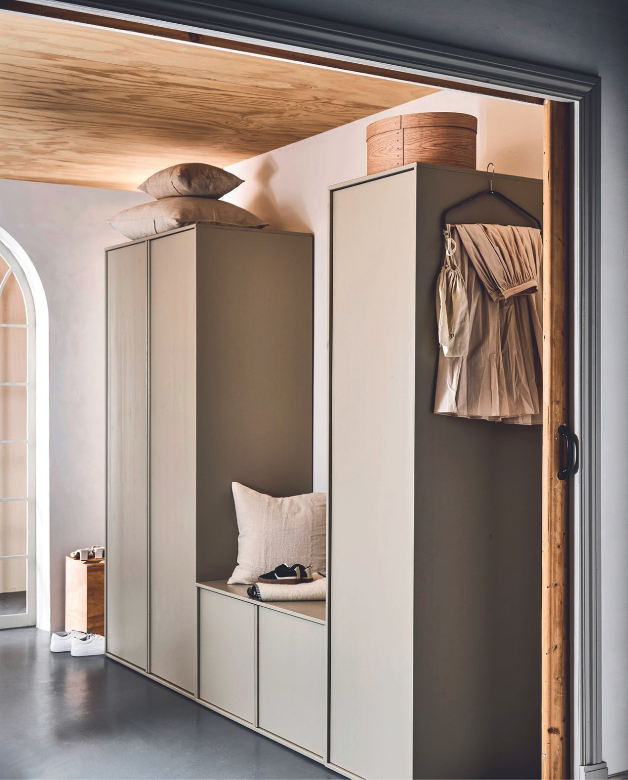 Grenenhouten kast Daily, zelf samen te stellen, zoals hier samengesteld: Daily dubbel 100x58x200 cm (bxdxh) € 659,-, Daily dubbel 100x58x50 cm (bxdxh) € 259,- en Daily enkel 50x58x200 cm (bxdxh) € 429,-.M.m.v. velv.nl (kussens Eve en Pure), zarahome.com (doos, rok), ikea.nl (kledinghangers). Overig privébezit. vtwonen 07-2024 | styling Sanne Ketelaar | fotografie Sjoerd Eickmans