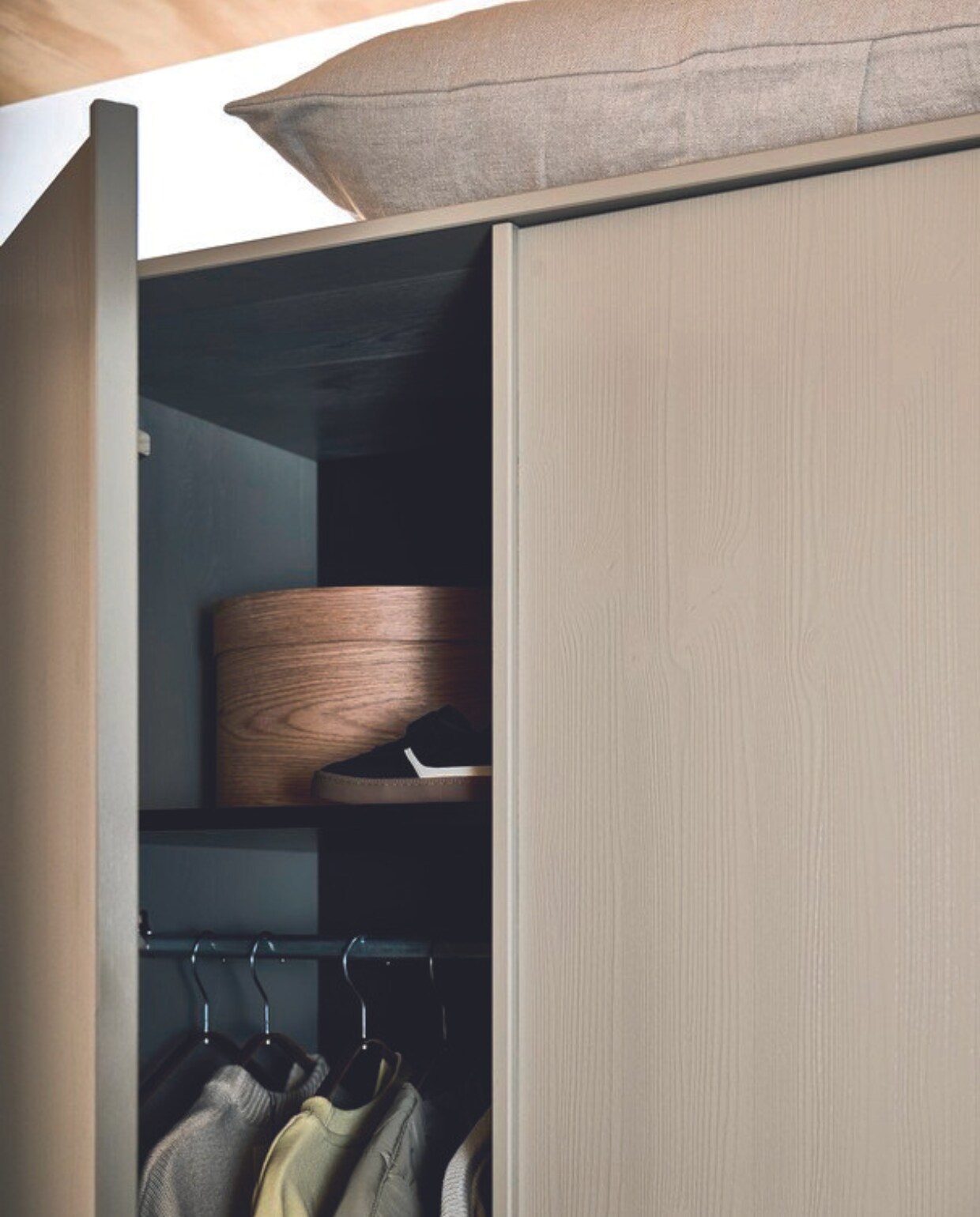 Grenenhouten kasten Daily, zelf samen te stellen, per onderdeel vanaf € 149,-.M.m.v. velv.nl (kussen Eve), zarahome.com (doos), ikea.nl (kledinghangers). Overig privébezit. vtwonen 07-2024 | styling Sanne Ketelaar | fotografie Sjoerd Eickmans